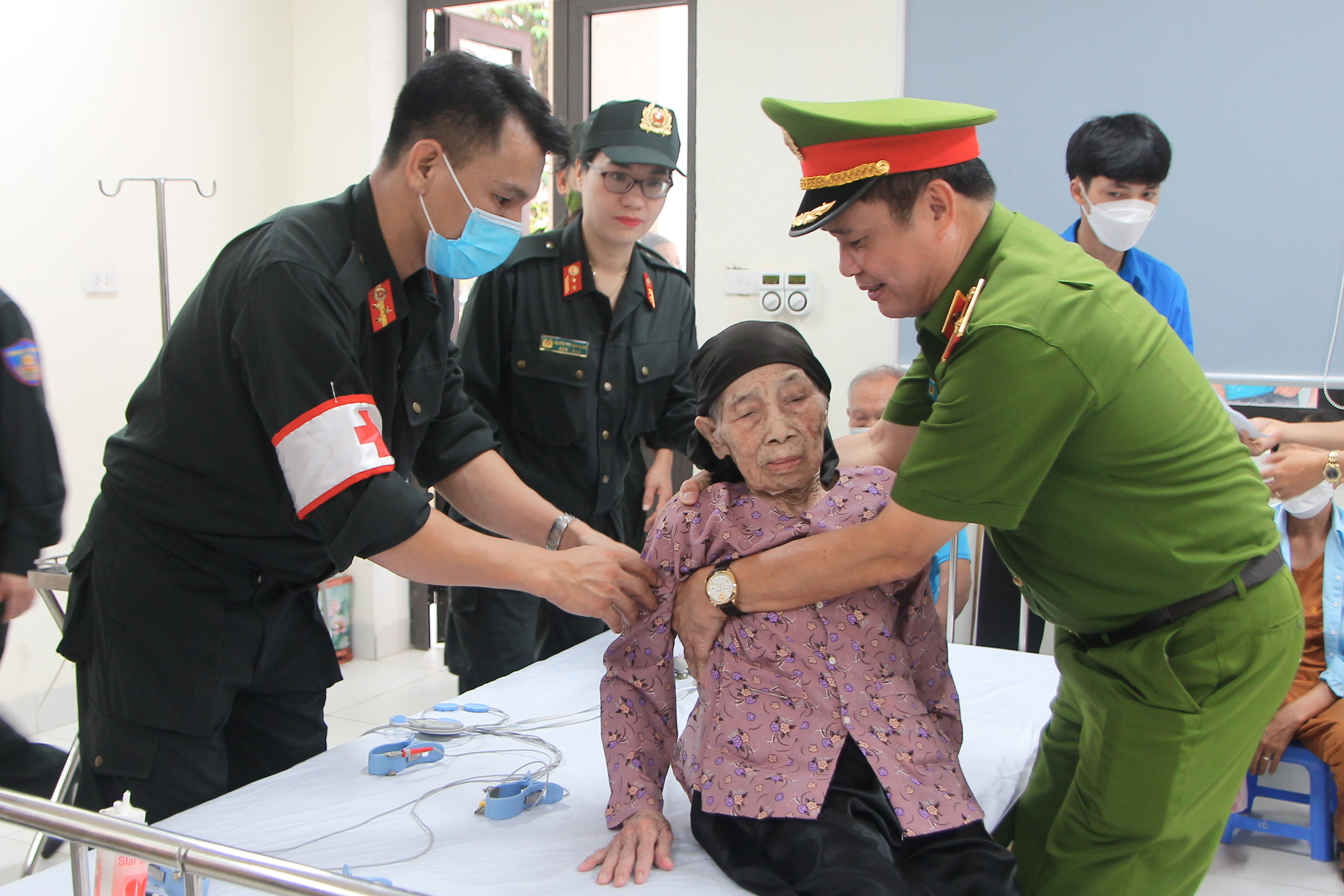 Bộ tư lệnh Cảnh sát cơ động tri ân những gia đình có công với cách mạng - Ảnh 1. Bộ tư lệnh Cảnh sát cơ động tri ân những gia đình có công với cách mạng - Ảnh 1.