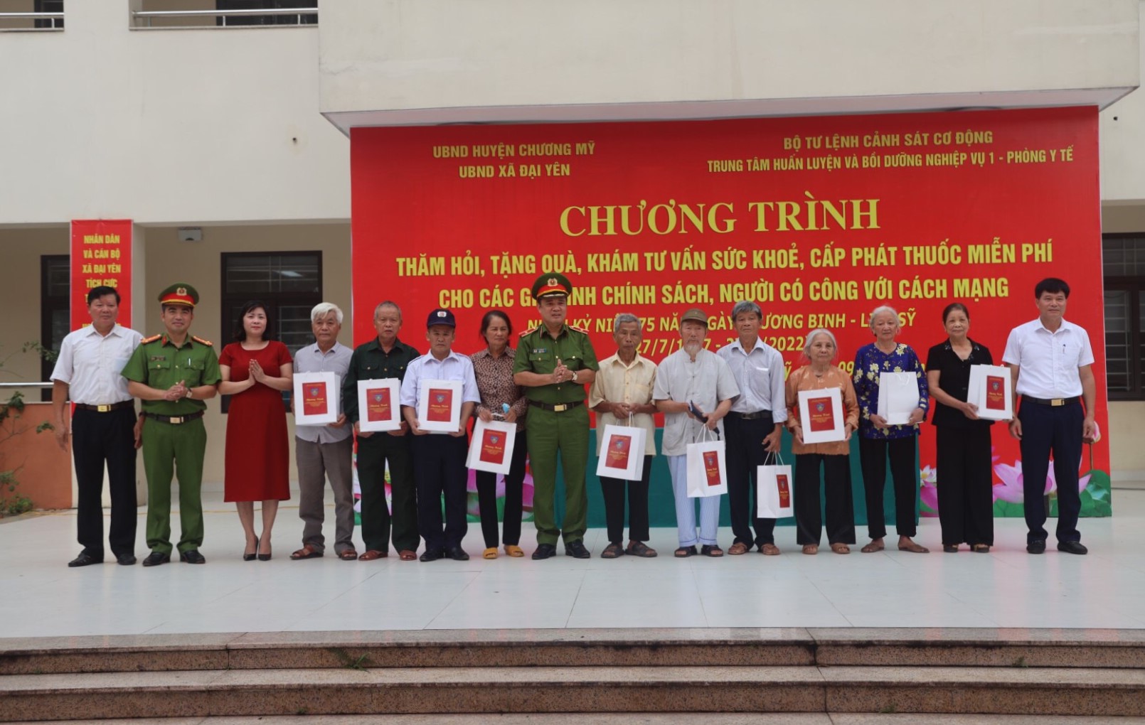 Bộ tư lệnh Cảnh sát cơ động tri ân những gia đình có công với cách mạng - Ảnh 2. Bộ tư lệnh Cảnh sát cơ động tri ân những gia đình có công với cách mạng - Ảnh 2.