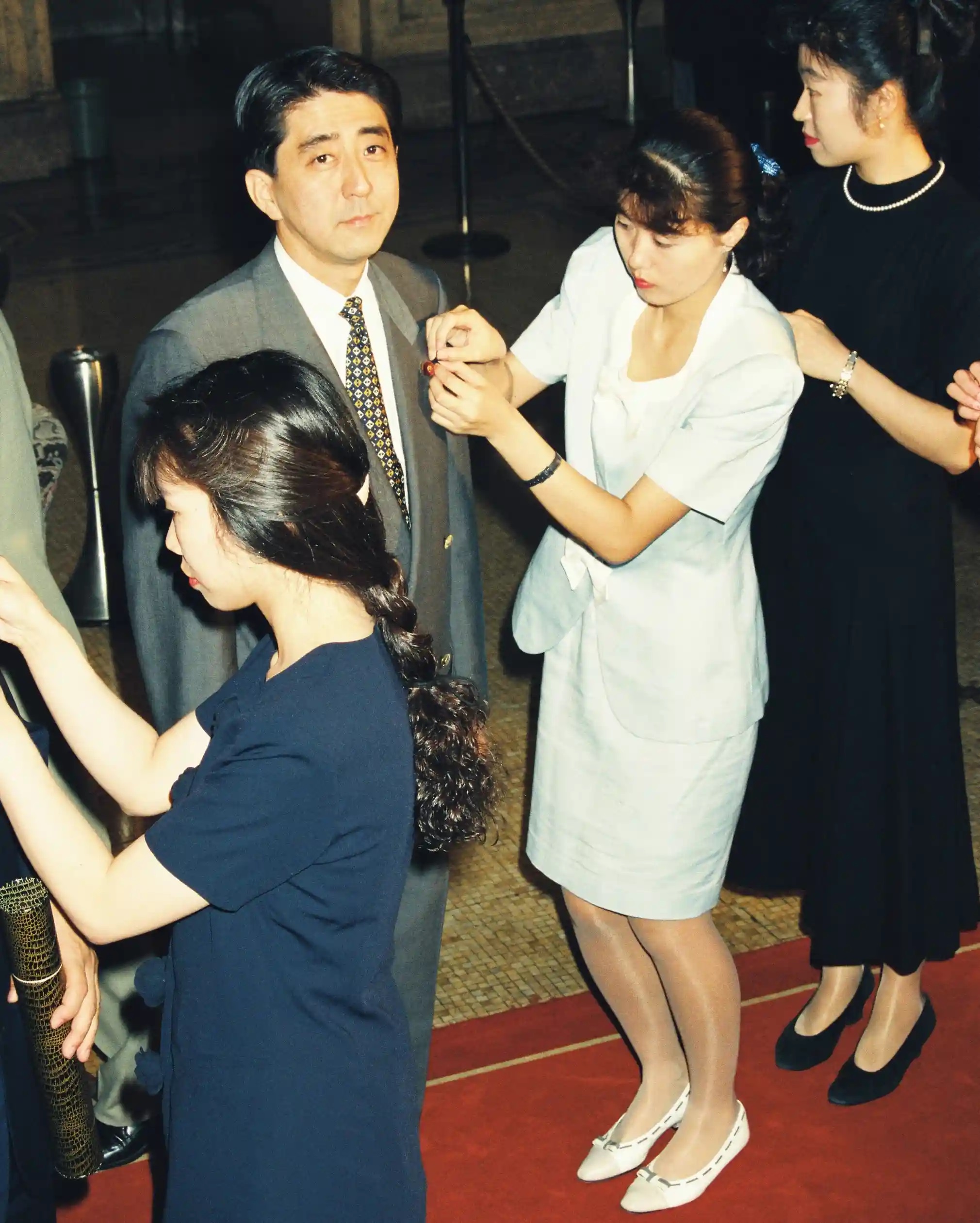 Cuộc đời cựu thủ tướng Nhật Bản Abe Shinzo qua ảnh - Ảnh 2. Cuộc đời cựu thủ tướng Nhật Bản Abe Shinzo qua ảnh - Ảnh 2.