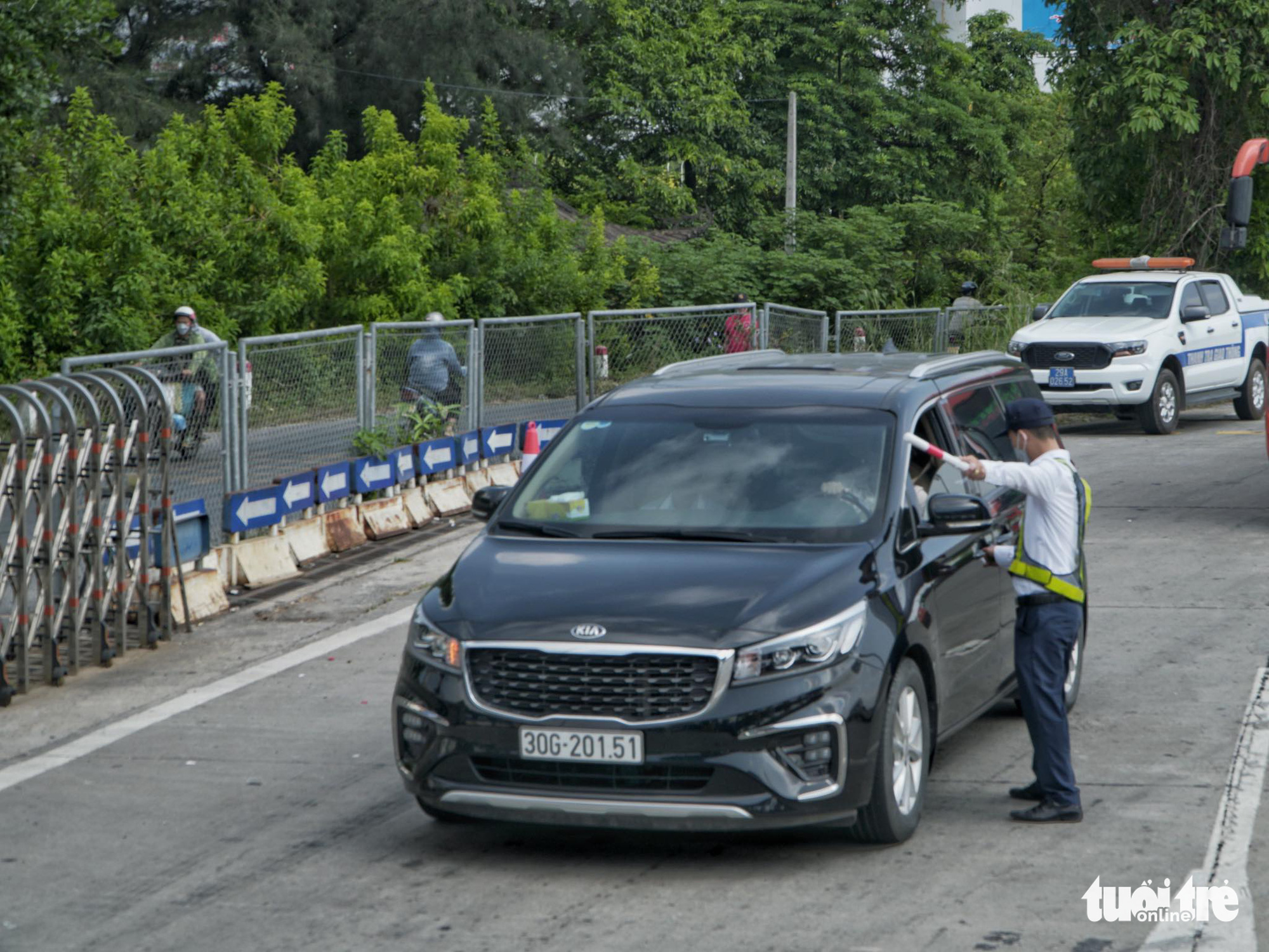 Nhiều xe gặp lỗi không nhận diện thẻ, phải trả tiền mặt tại trạm thu phí cao tốc Nội Bài - Lào Cai - Ảnh 4. Nhiều xe gặp lỗi không nhận diện thẻ, phải trả tiền mặt tại trạm thu phí cao tốc Nội Bài - Lào Cai - Ảnh 4.