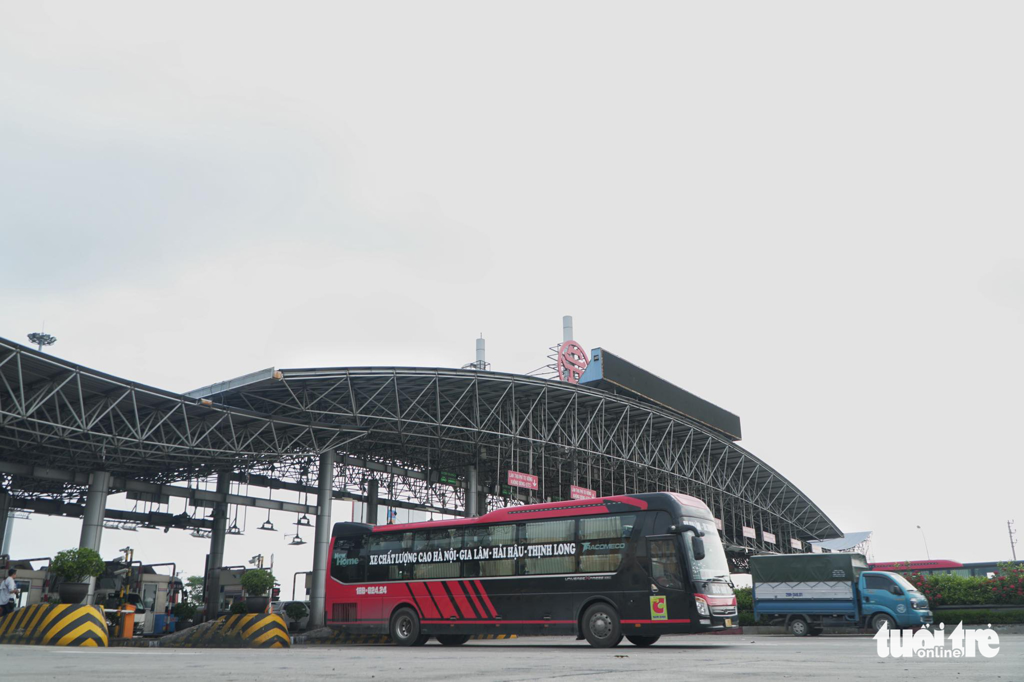 Nhiều xe gặp lỗi không nhận diện thẻ, phải trả tiền mặt tại trạm thu phí cao tốc Nội Bài - Lào Cai - Ảnh 5. Nhiều xe gặp lỗi không nhận diện thẻ, phải trả tiền mặt tại trạm thu phí cao tốc Nội Bài - Lào Cai - Ảnh 5.