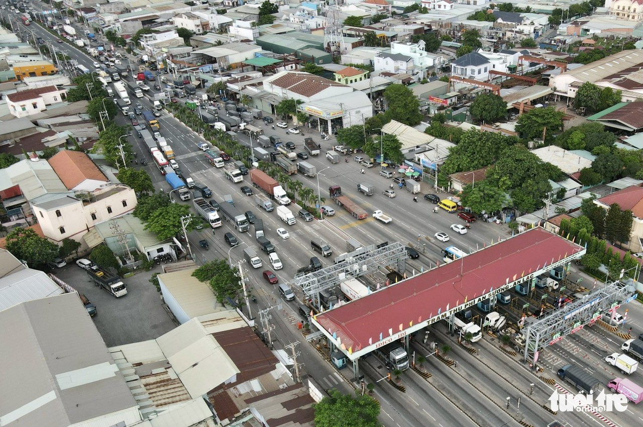 Quốc lộ 1 ùn 7km, trạm thu phí An Sương phải mở thêm làn thu tiền mặt - Ảnh 2.