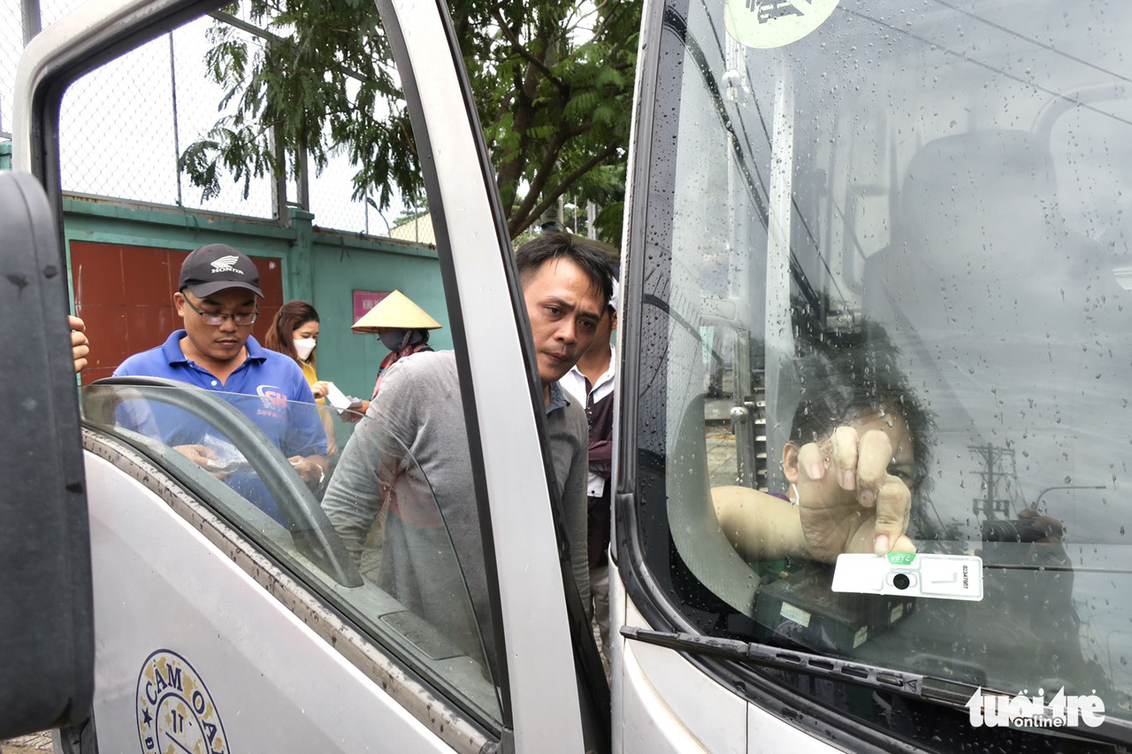 Quốc lộ 1 ùn 7km, trạm thu phí An Sương phải mở thêm làn thu tiền mặt - Ảnh 5.