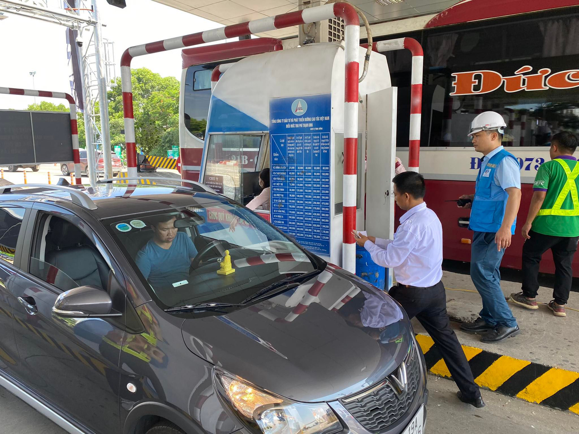 Nhiều lỗi trong ngày đầu thu phí không dừng tại cao tốc Nội Bài - Lào Cai - Ảnh 1.