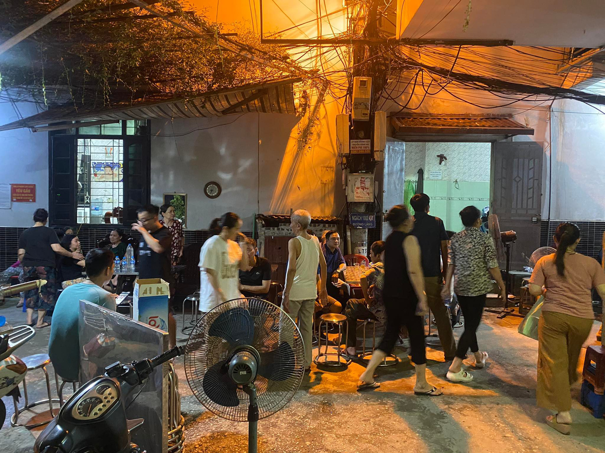 Người thân, đồng đội xót thương, tự hào về 3 chiến sĩ chữa cháy hy sinh - Ảnh 1. Người thân, đồng đội xót thương, tự hào về 3 chiến sĩ chữa cháy hy sinh - Ảnh 1.