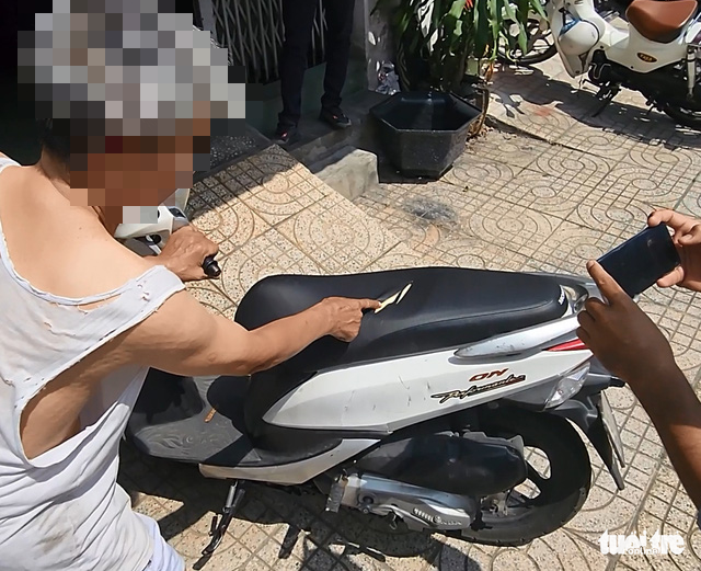 Nhóm thanh niên cầm hung khí kéo đến nhà người dân chém xe, đập phá đồ đạc - Ảnh 2. Nhóm thanh niên cầm hung khí kéo đến nhà người dân chém xe, đập phá đồ đạc - Ảnh 2.