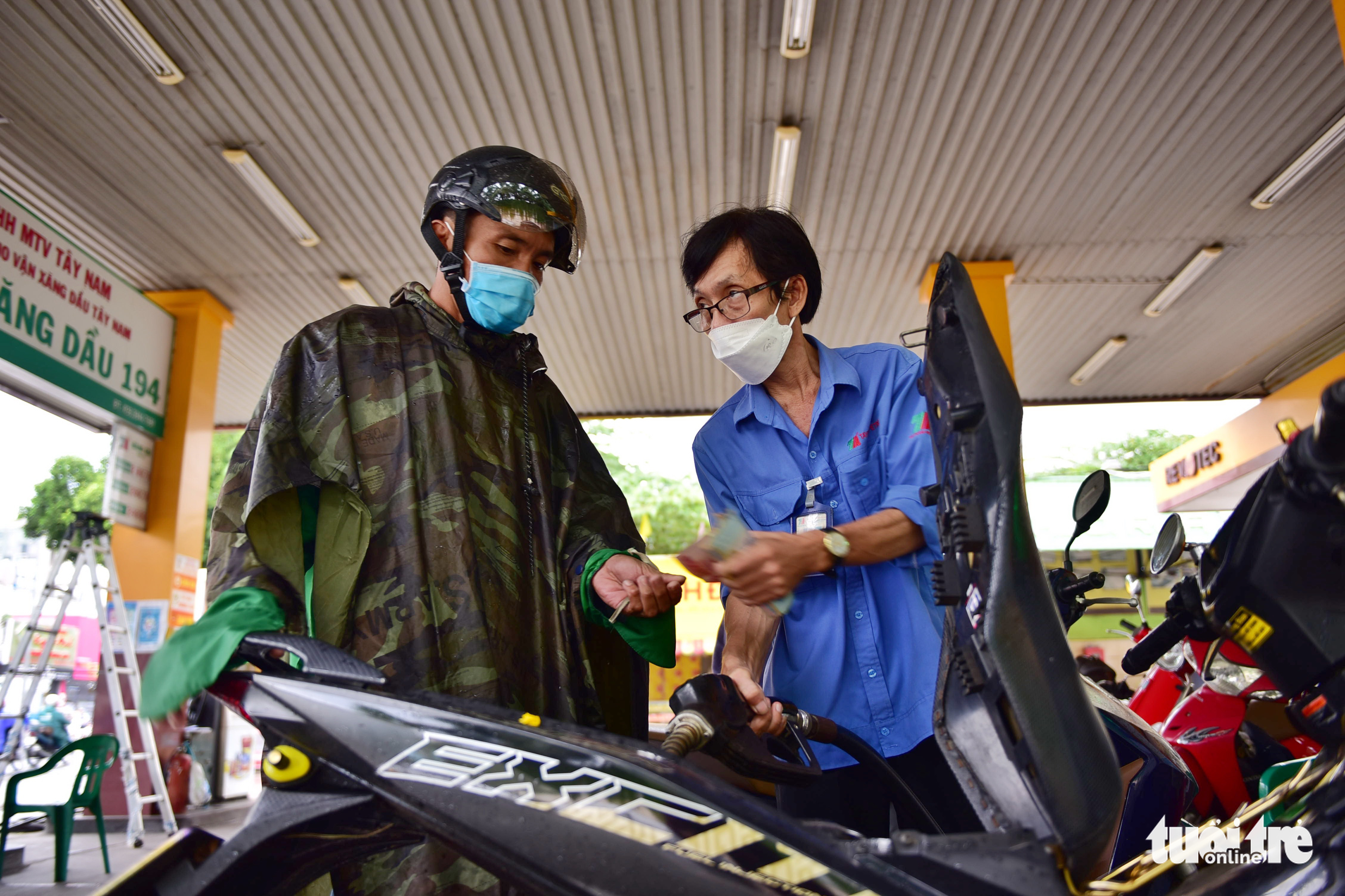 Cây xăng lại than bị chèn ép hoa hồng - Ảnh 1. Cây xăng lại than bị chèn ép hoa hồng - Ảnh 1.