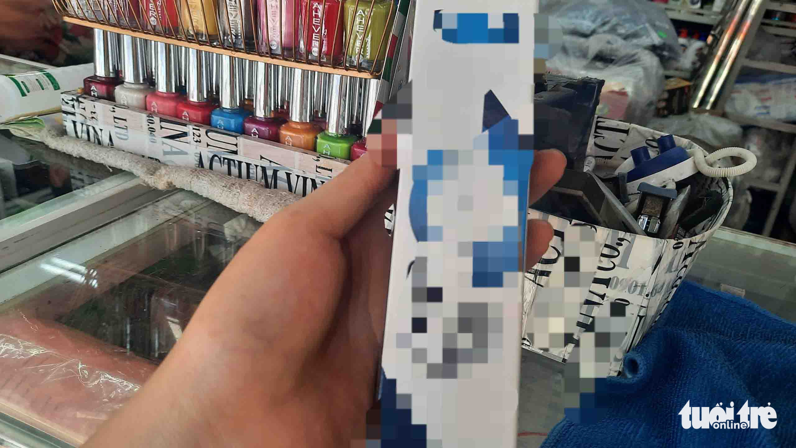 Xài thuốc nhuộm tóc không nguồn gốc, tróc da đầu như chơi - Ảnh 2. Xài thuốc nhuộm tóc không nguồn gốc, tróc da đầu như chơi - Ảnh 2.