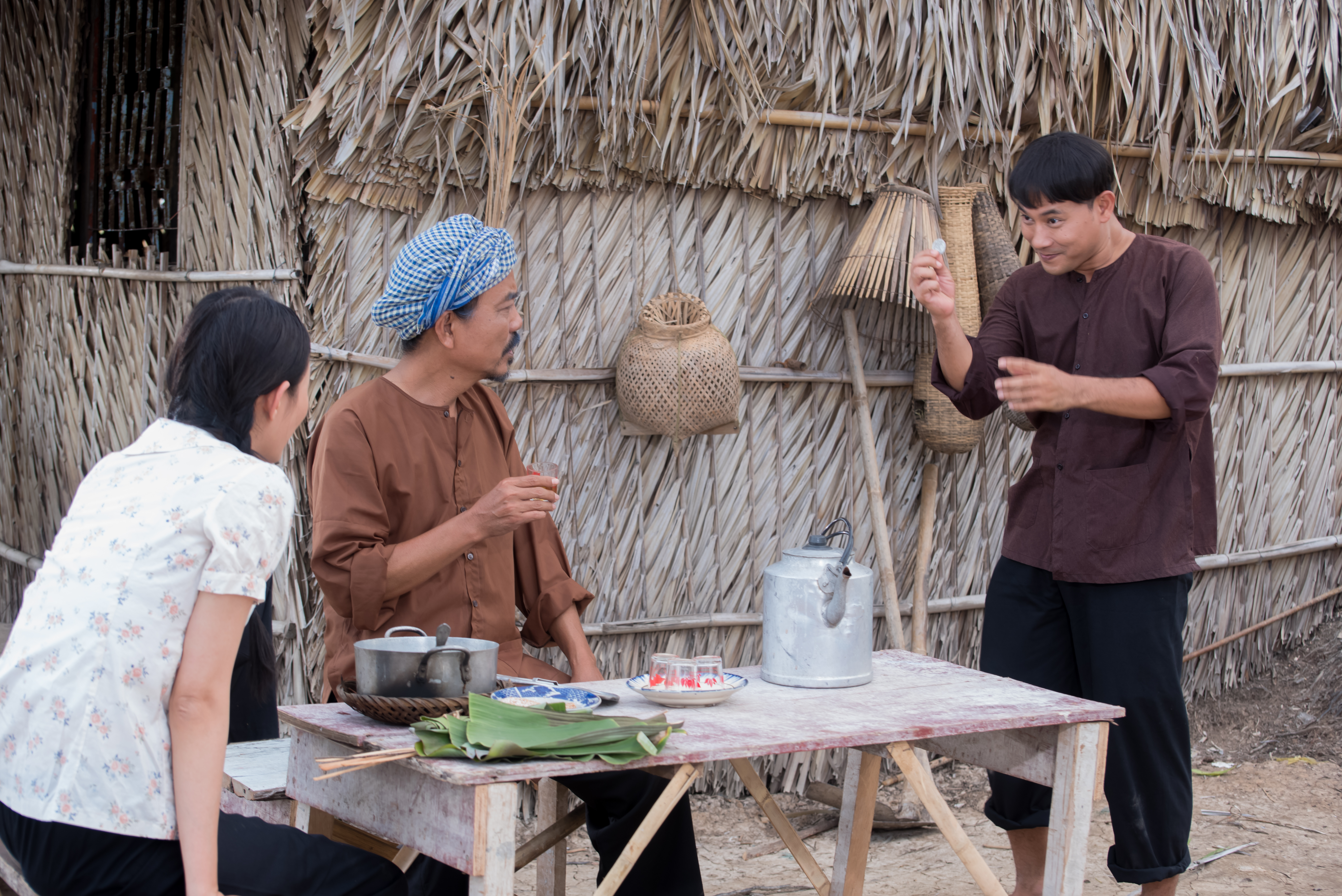 Đạo diễn Chu Thiện bật khóc trong ngày quay cuối của phim Duyên kiếp - Ảnh 3. Đạo diễn Chu Thiện bật khóc trong ngày quay cuối của phim Duyên kiếp - Ảnh 3.
