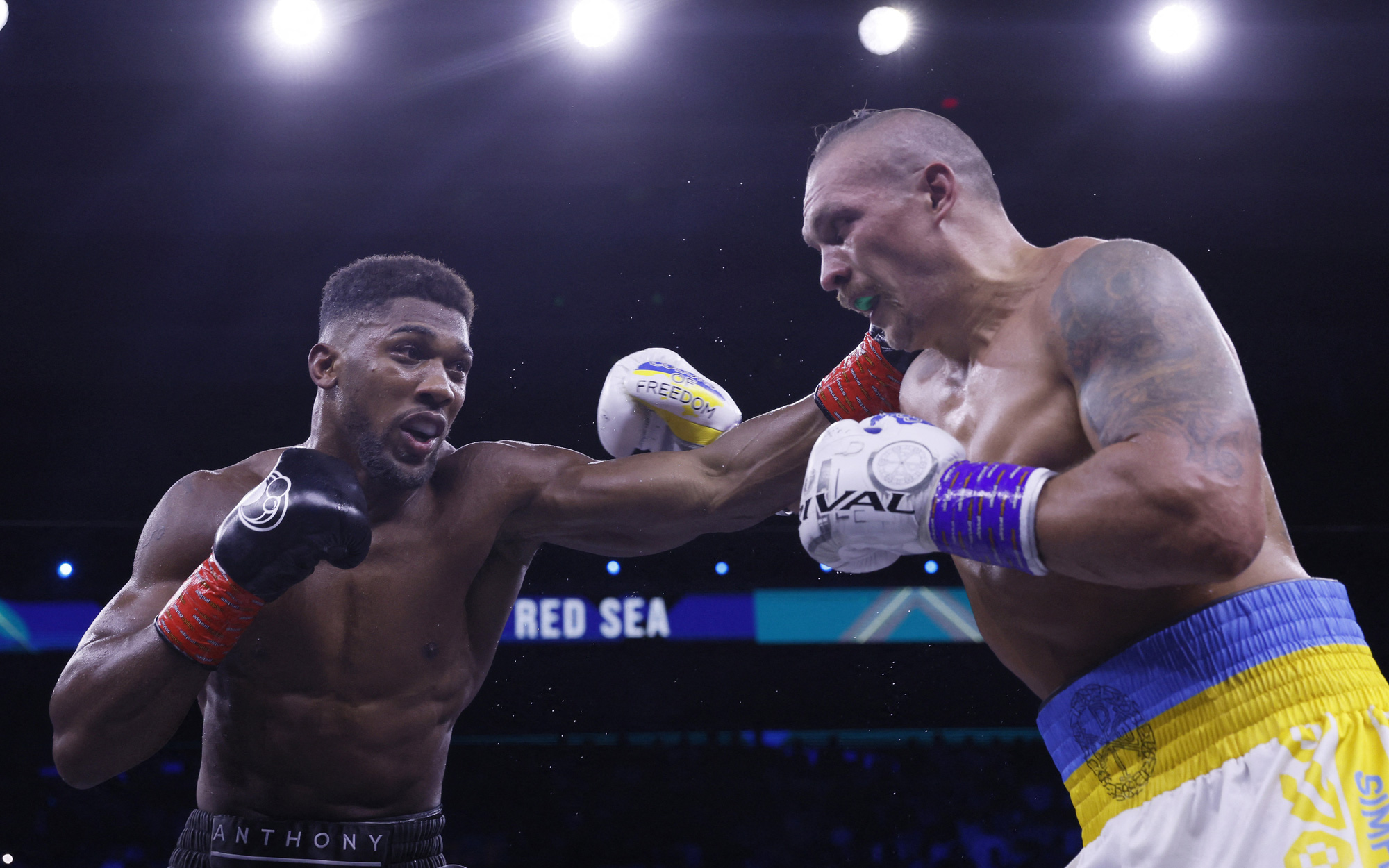 Võ sĩ Dubois hạ knock-out Anthony Joshua sau 5 hiệp để giữ đai hạng nặng IBF - Ảnh 1.