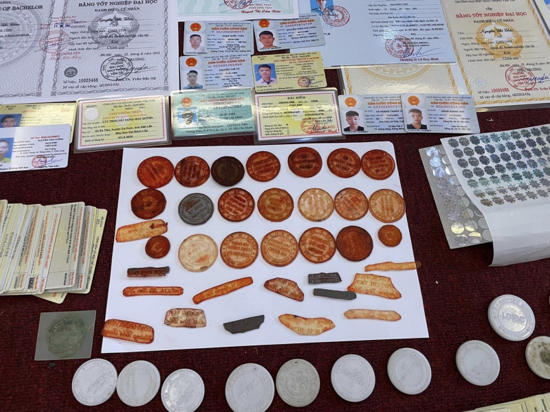 Cục An ninh mạng triệt phá nhóm làm hộ chiếu, bằng lái xe... giả, rao bán trên mạng - Ảnh 3. Cục An ninh mạng triệt phá nhóm làm hộ chiếu, bằng lái xe... giả, rao bán trên mạng - Ảnh 3.