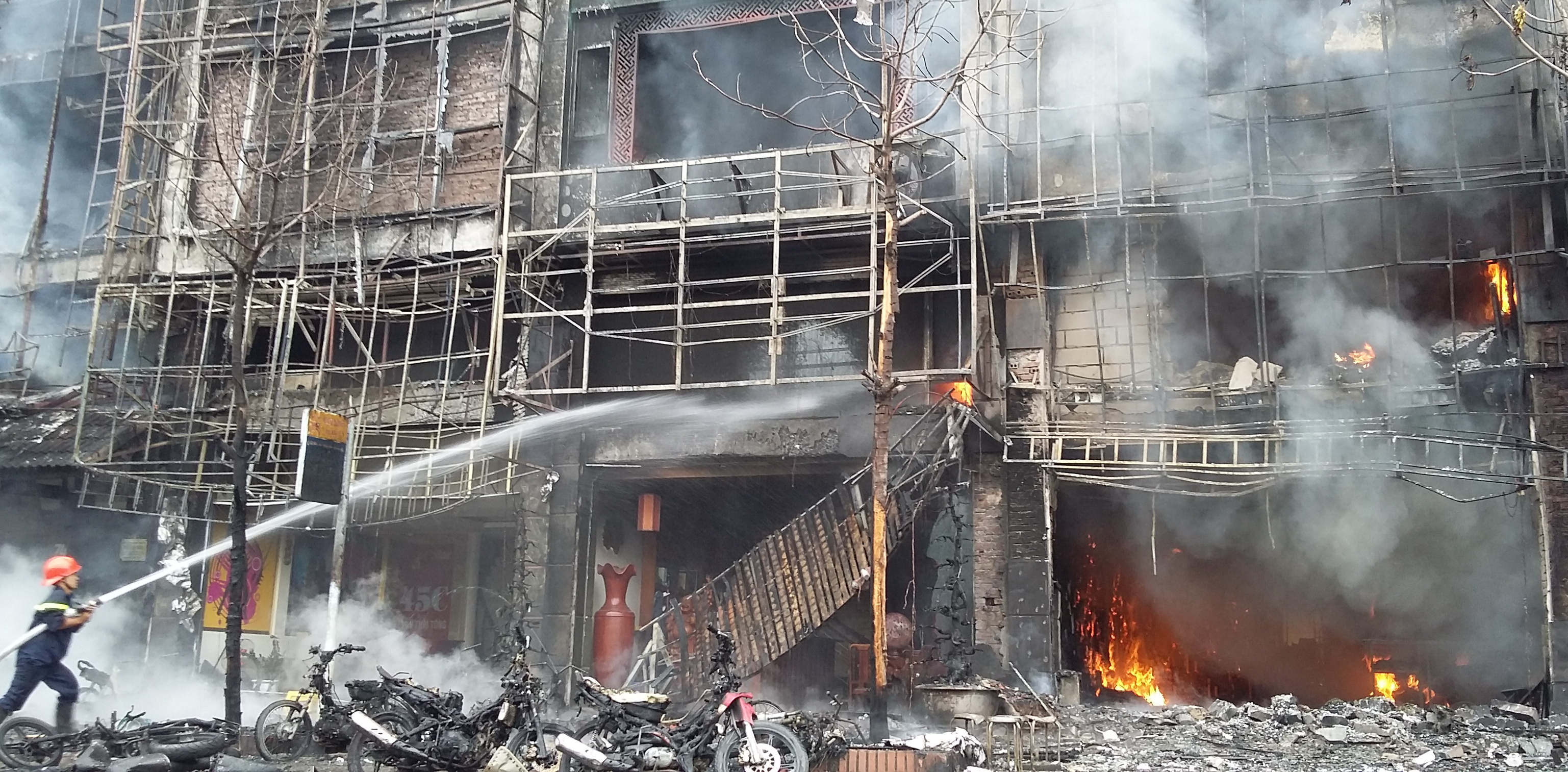 Những vụ cháy kinh hoàng, đau thương trong gần 10 năm qua ở Hà Nội - Ảnh 3. Những vụ cháy kinh hoàng, đau thương trong gần 10 năm qua ở Hà Nội - Ảnh 3.