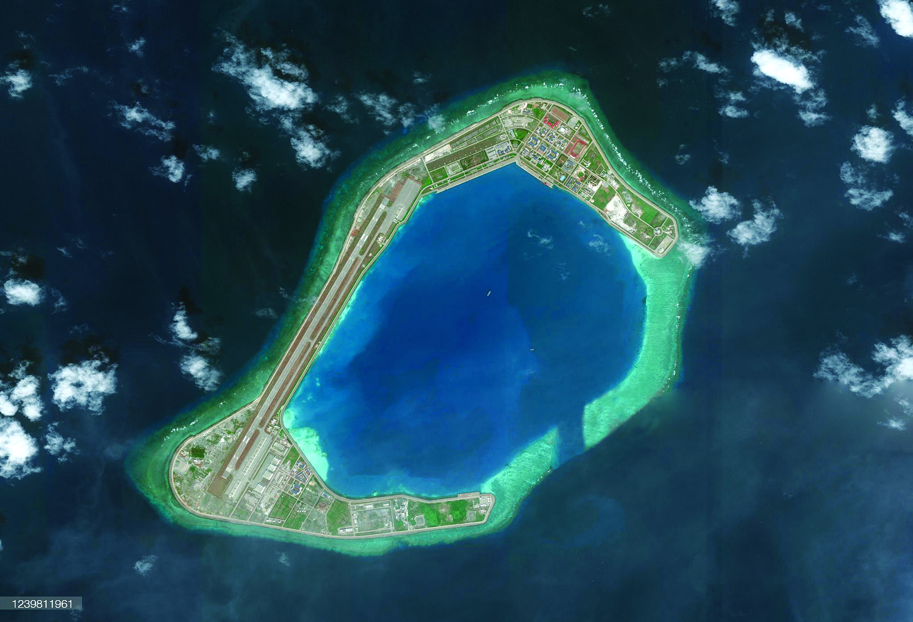 Biển Đông: Đằng sau bình phong cung ứng nhân đạo - Ảnh 1. Biển Đông: Đằng sau bình phong cung ứng nhân đạo - Ảnh 1.