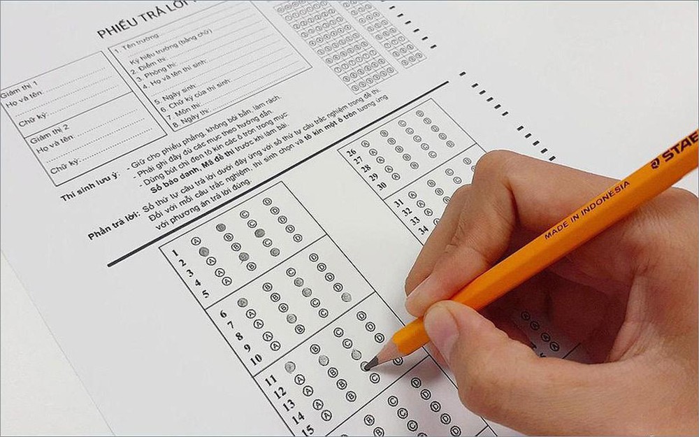 Vụ thí sinh 0 điểm do ngủ quên trong phòng thi: Giám thị vô cảm khi không gọi thí sinh dậy - Ảnh 1.