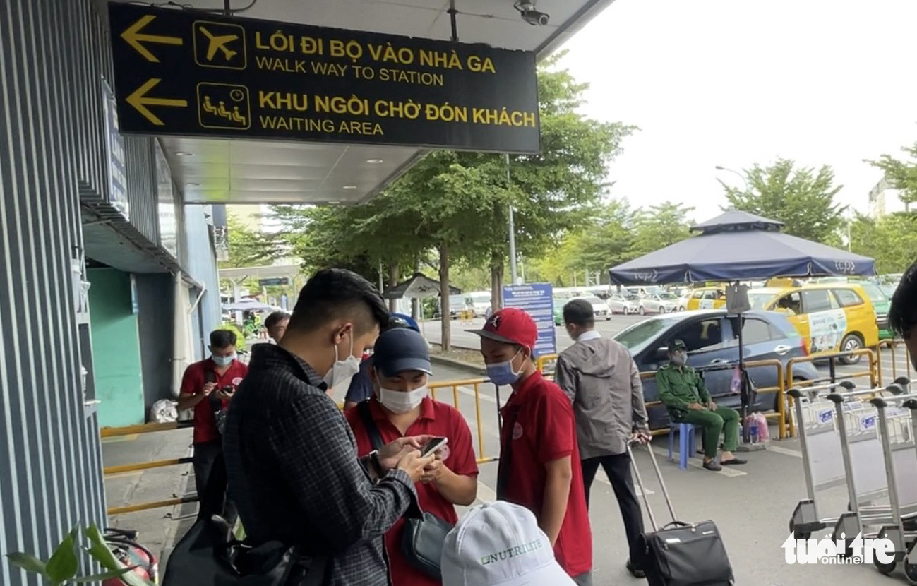Bát nháo giao thông tại sân bay Tân Sơn Nhất (TP.HCM): Taxi tắt đồng hồ, xe dịch vụ hét giá - Ảnh 1. Bát nháo giao thông tại sân bay Tân Sơn Nhất (TP.HCM): Taxi tắt đồng hồ, xe dịch vụ hét giá - Ảnh 1.