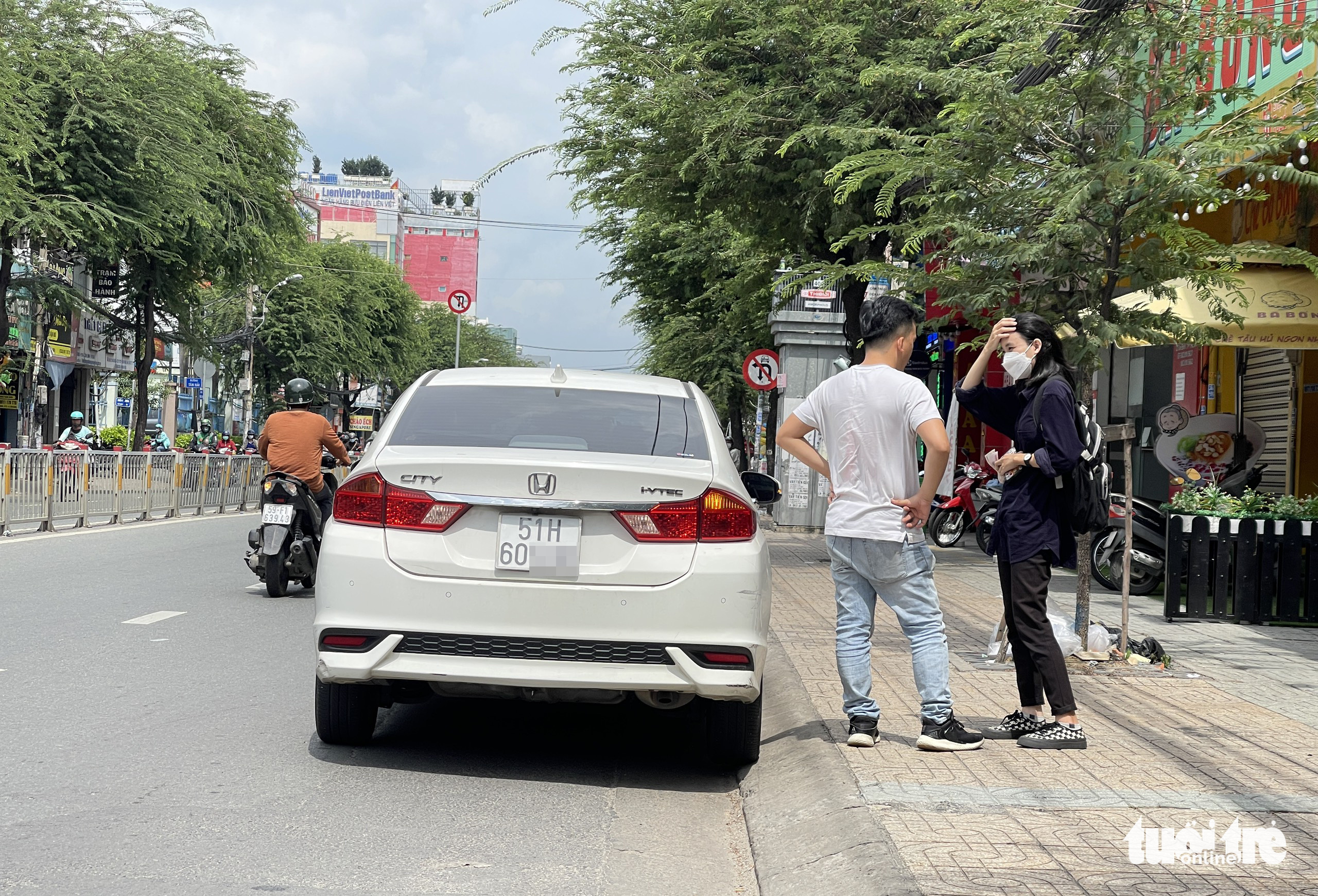 Bát nháo giao thông tại sân bay Tân Sơn Nhất (TP.HCM): Taxi tắt đồng hồ, xe dịch vụ hét giá - Ảnh 2. Bát nháo giao thông tại sân bay Tân Sơn Nhất (TP.HCM): Taxi tắt đồng hồ, xe dịch vụ hét giá - Ảnh 2.