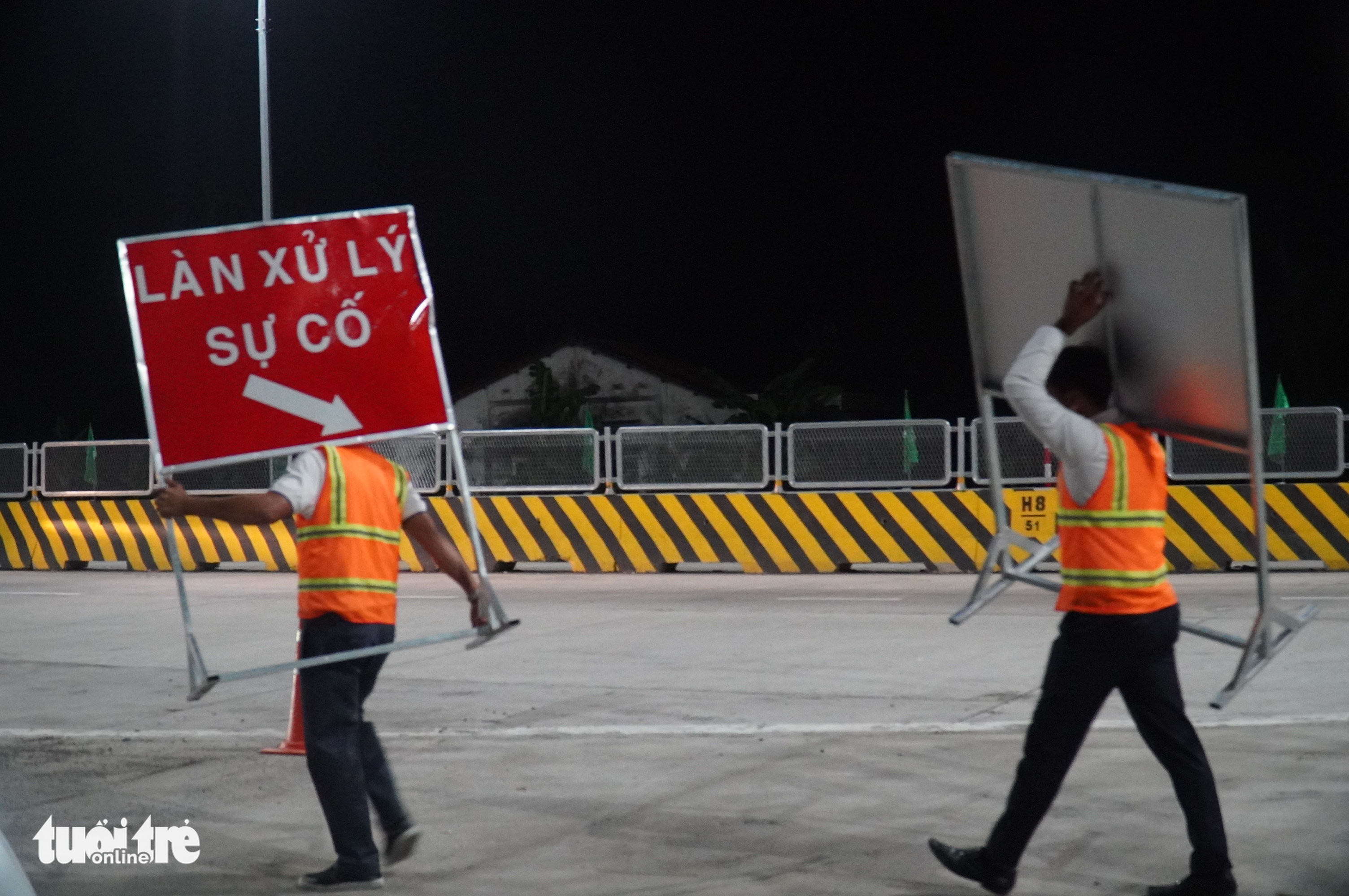 Ngày đầu thu phí cao tốc Trung Lương - Mỹ Thuận: Dán thẻ ETC ngay cạnh trạm - Ảnh 1. Ngày đầu thu phí cao tốc Trung Lương - Mỹ Thuận: Dán thẻ ETC ngay cạnh trạm - Ảnh 1.