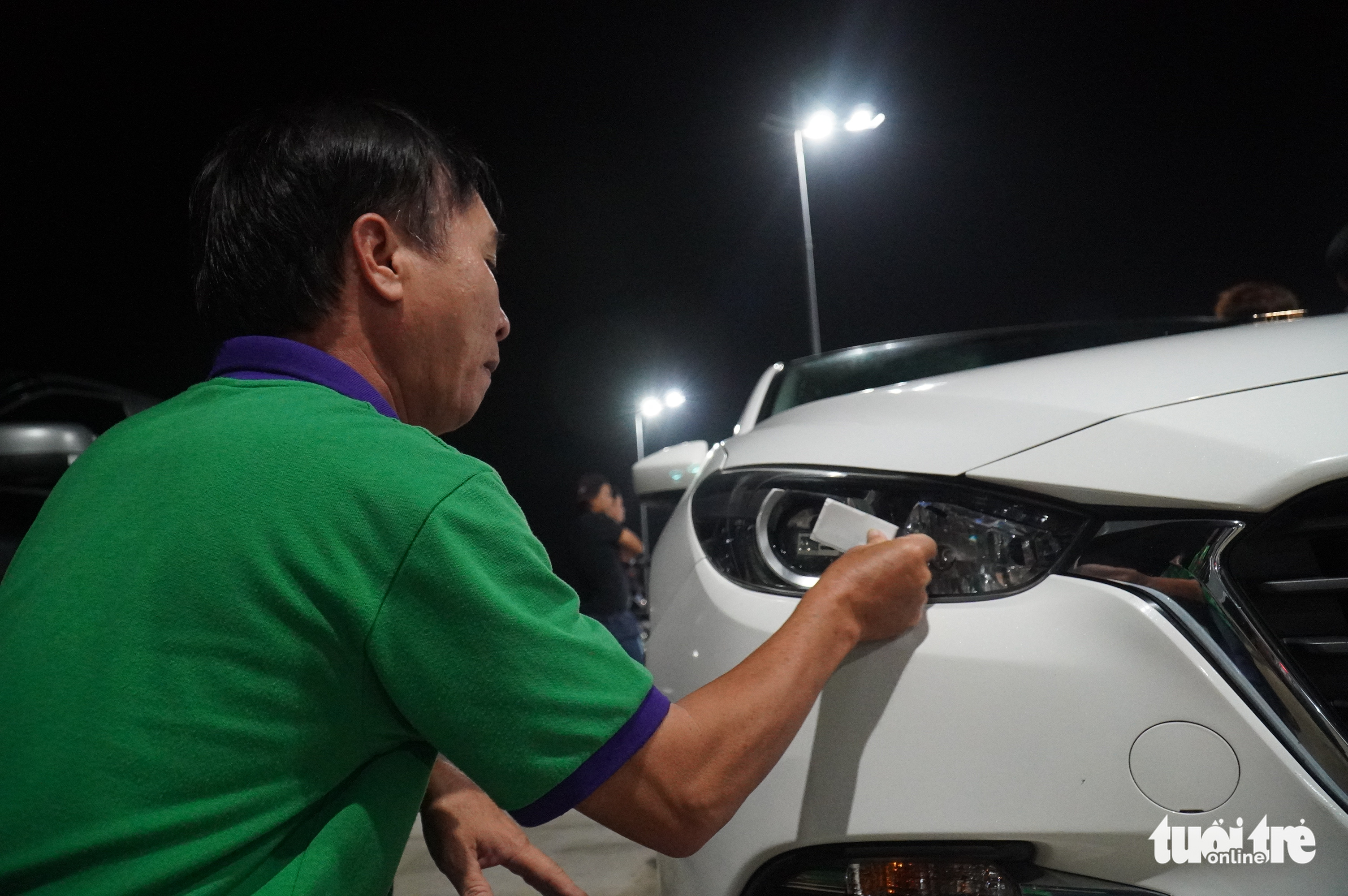 Ngày đầu thu phí cao tốc Trung Lương - Mỹ Thuận: Dán thẻ ETC ngay cạnh trạm - Ảnh 2. Ngày đầu thu phí cao tốc Trung Lương - Mỹ Thuận: Dán thẻ ETC ngay cạnh trạm - Ảnh 2.