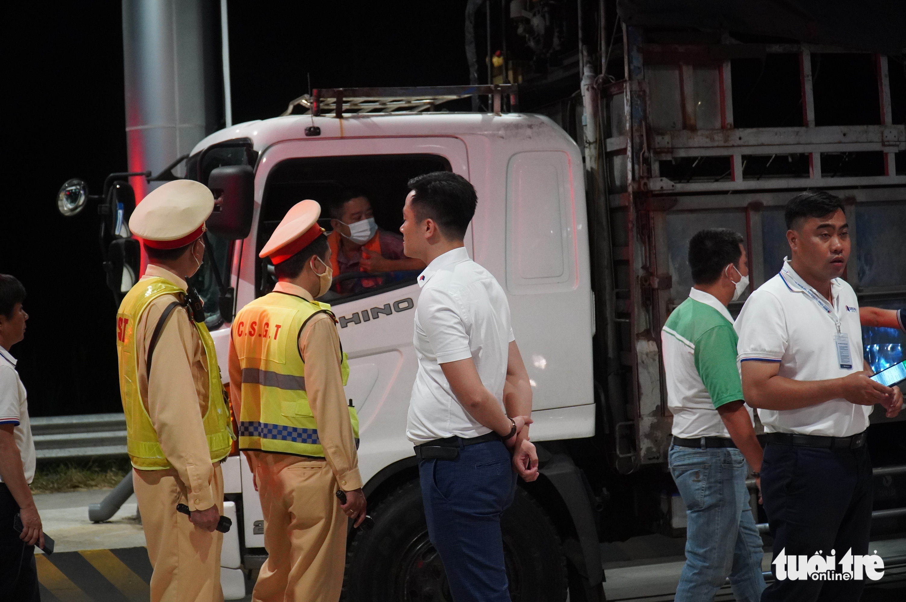 Ngày đầu thu phí cao tốc Trung Lương - Mỹ Thuận: Dán thẻ ETC ngay cạnh trạm - Ảnh 4. Ngày đầu thu phí cao tốc Trung Lương - Mỹ Thuận: Dán thẻ ETC ngay cạnh trạm - Ảnh 4.