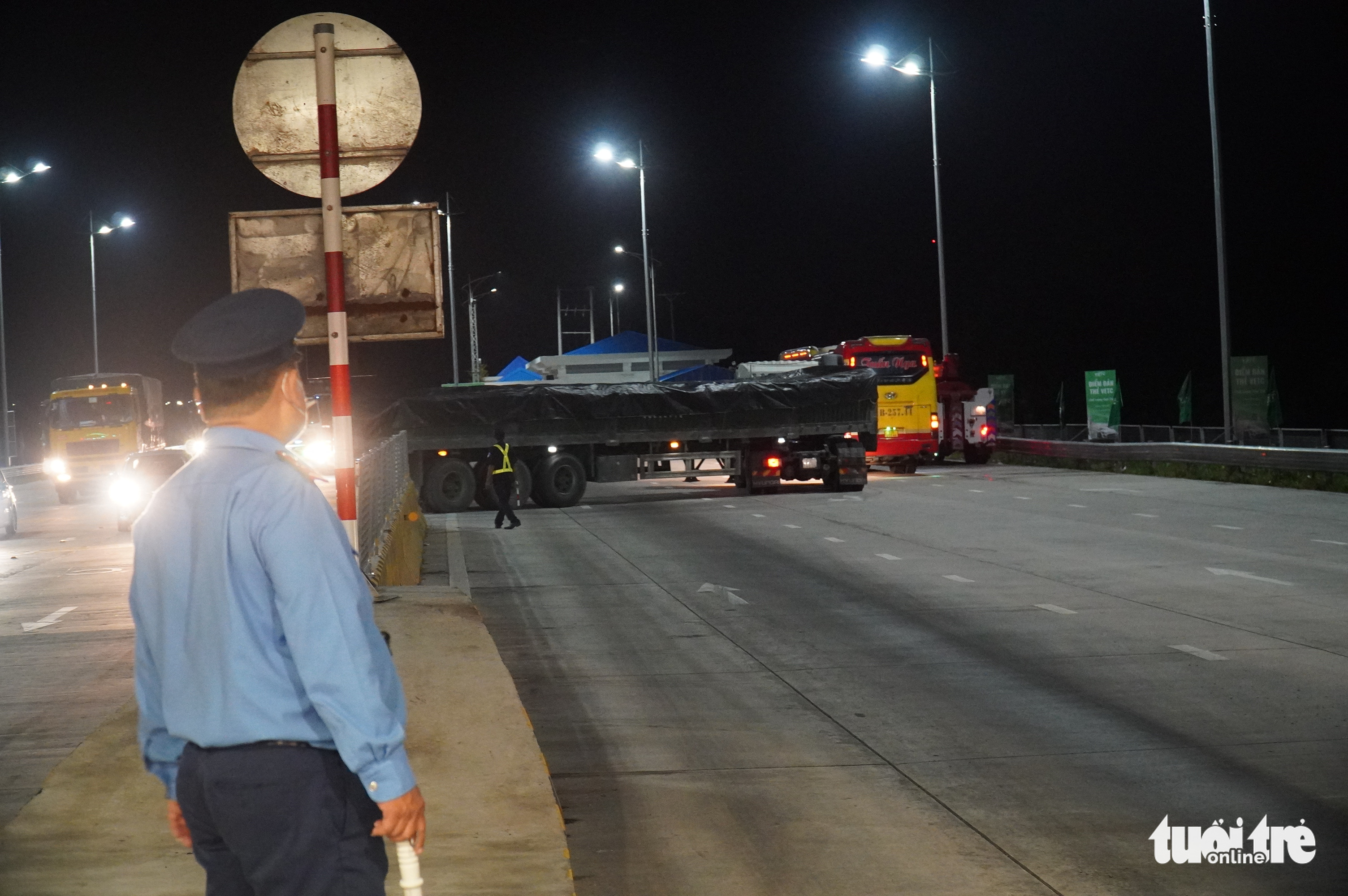 Ngày đầu thu phí cao tốc Trung Lương - Mỹ Thuận: Dán thẻ ETC ngay cạnh trạm - Ảnh 3. Ngày đầu thu phí cao tốc Trung Lương - Mỹ Thuận: Dán thẻ ETC ngay cạnh trạm - Ảnh 3.