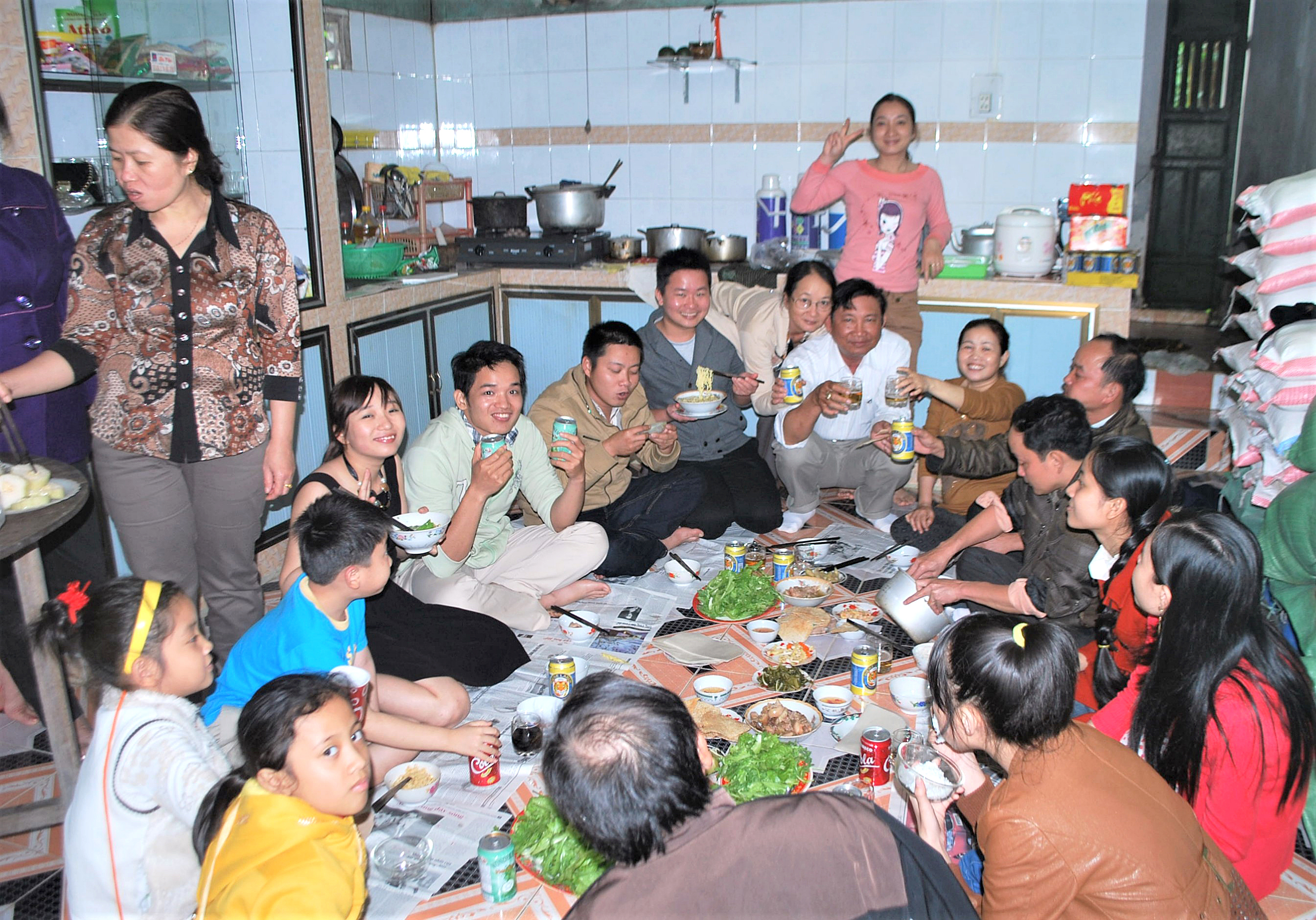 Bữa cơm chiều 30 Tết gọi về nhà - Ảnh 1. Tết