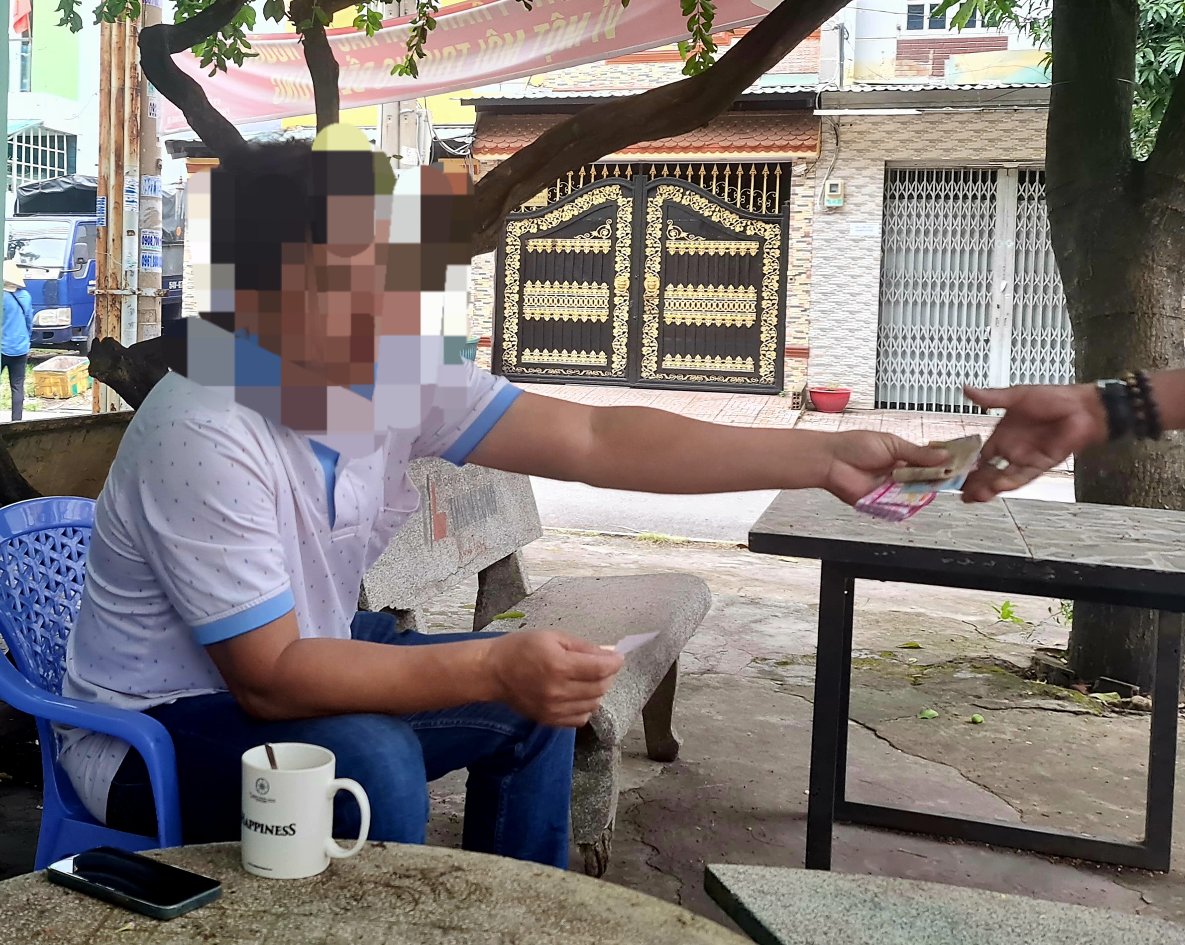 Giờ thay vì đi môi giới bất động sản, anh Hải ngồi lướt mạng cho đỡ buồn và mua vé số cầu may - Ảnh: MẠNH DŨNG Giờ thay vì đi môi giới bất động sản, anh Hải ngồi lướt mạng cho đỡ buồn và mua vé số cầu may - Ảnh: MẠNH DŨNG cò đất
