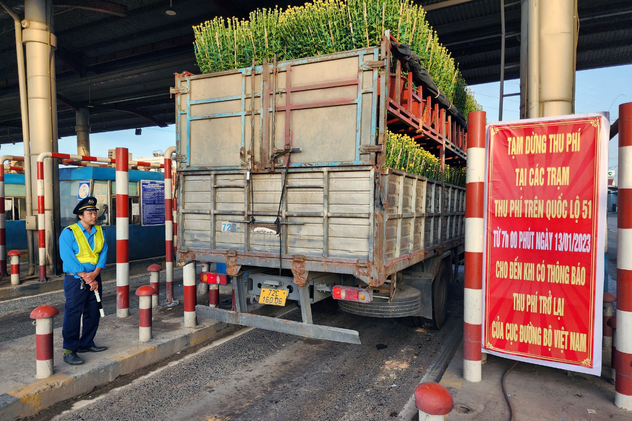 Chính thức tạm dừng thu phí tại các BOT quốc lộ 51 - Ảnh 4. Chính thức tạm dừng thu phí tại các BOT quốc lộ 51 - Ảnh 4.