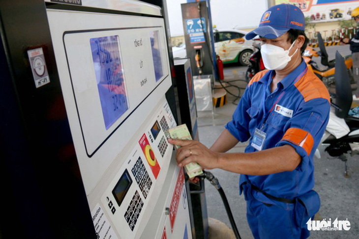 Giá xăng dầu đảo chiều: Chiết khấu từ 0 lên hơn 1.000 đồng/lít, thiếu hàng rồi 'xả hàng' - Ảnh 1.
