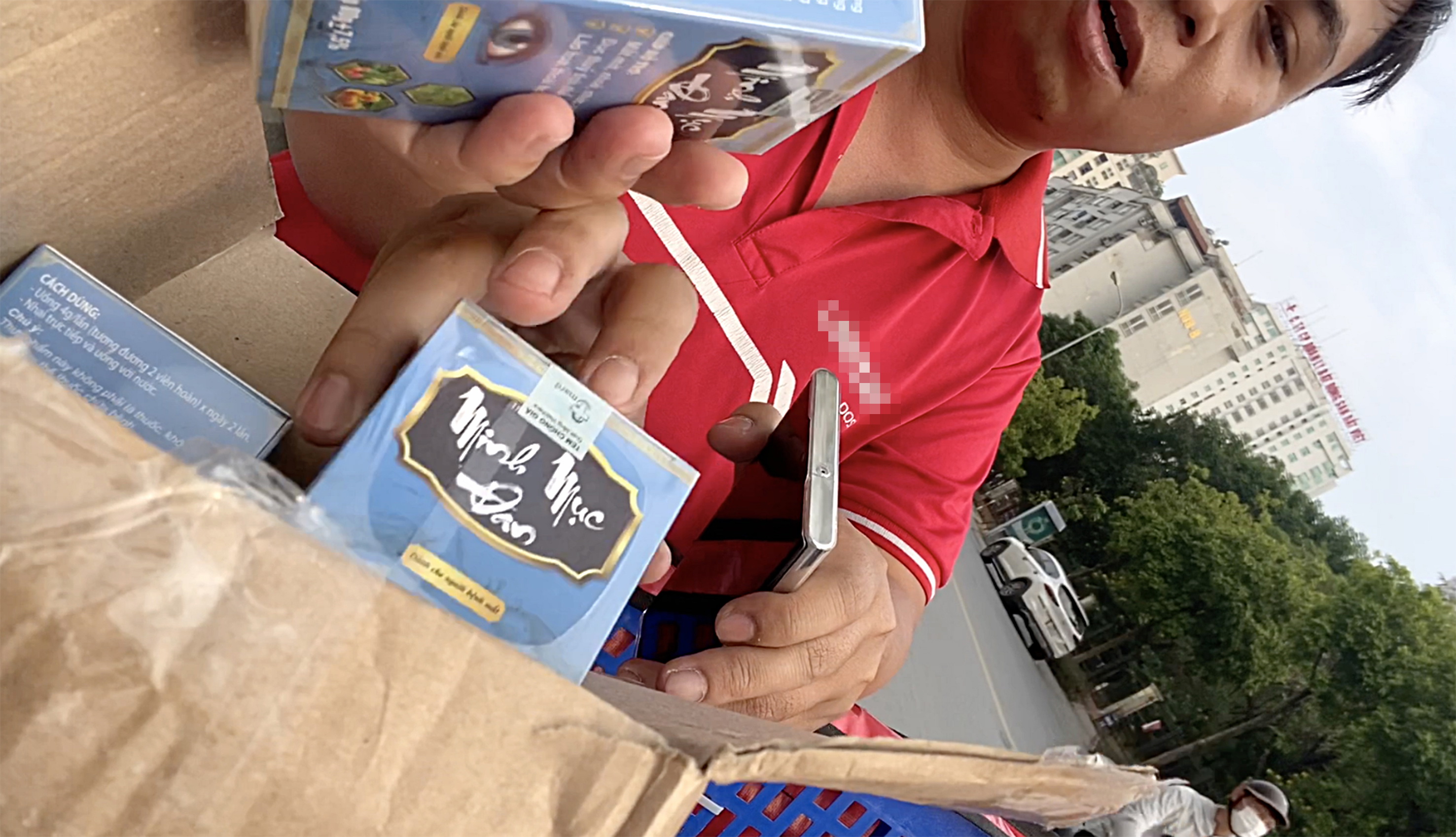 “Thuốc” Minh Mục Đan bán ngoài thị trường ghi lô sản xuất 010822, sản xuất ngày 8-8-2022, hạn sử dụng ngày 8-8-2025 - Ảnh: Q.T. Thuốc giả