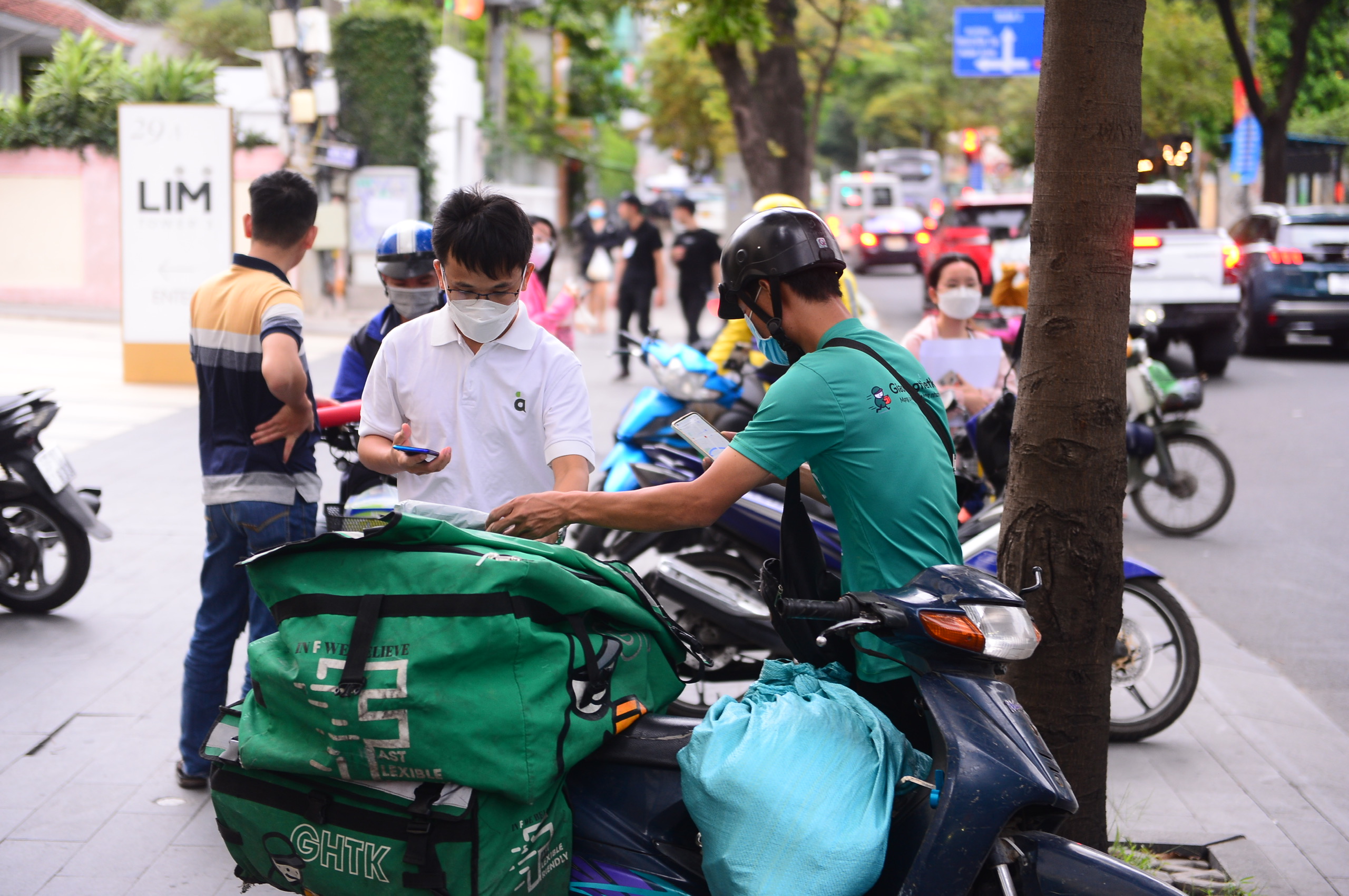 Nhiều người dân chọn mua sắm Tết online vì tiện lợi, nhiều ưu đãi - Ảnh: QUANG ĐỊNH mua online