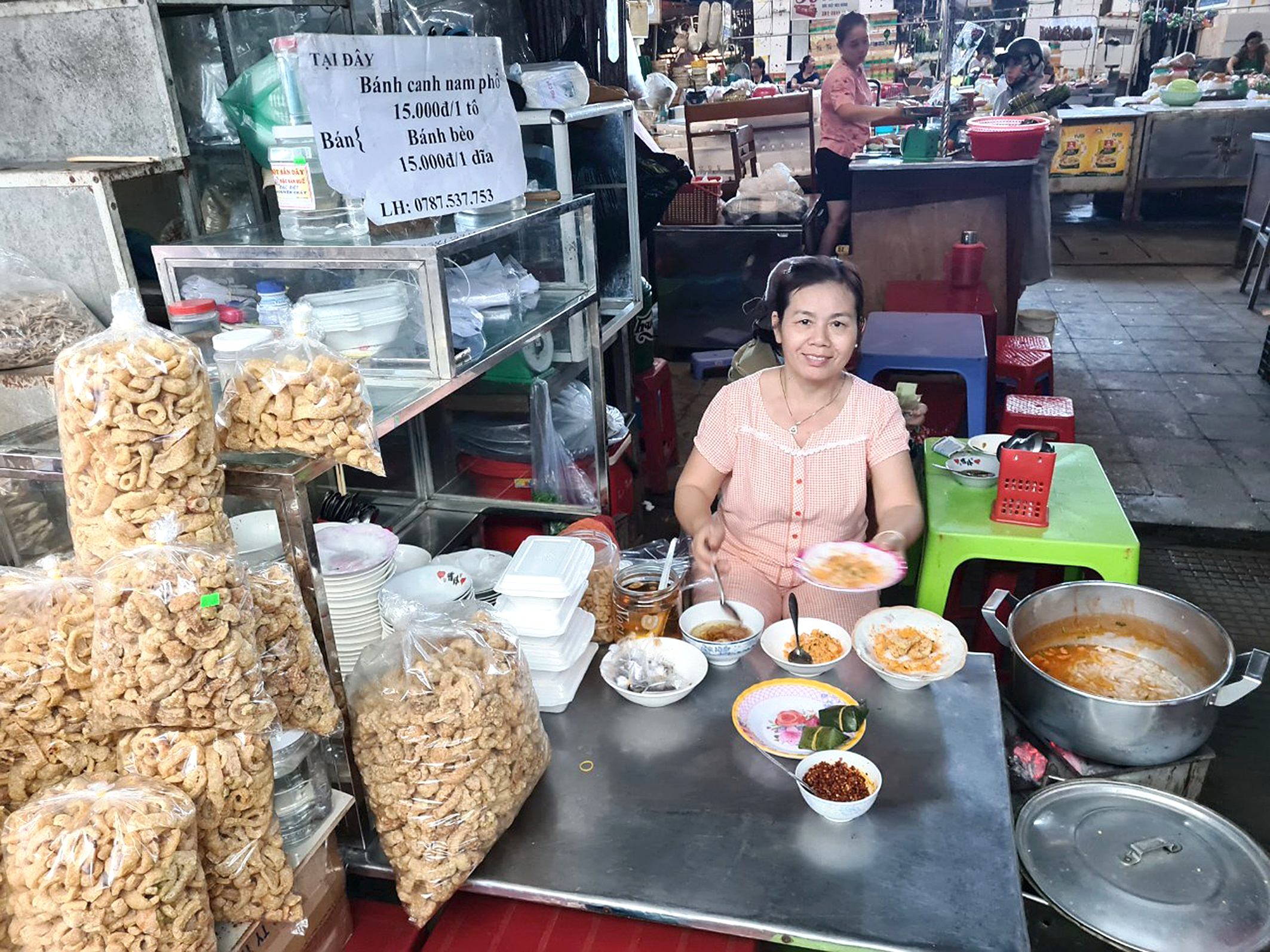 Đĩa bánh bèo, bánh nậm, tô bánh canh… ở chợ Đông Ba cũng được niêm yết giá để tránh nạn nói thách, “chặt chém” - Ảnh: NHẬT LINH chợ Đông Ba