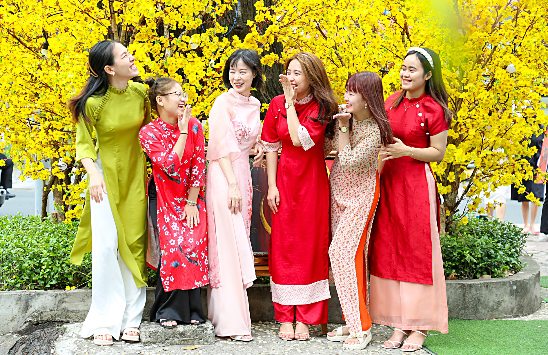 Tết Việt sớm trên phố Sài Gòn, Hà Nội - Ảnh 1. Tết Việt
