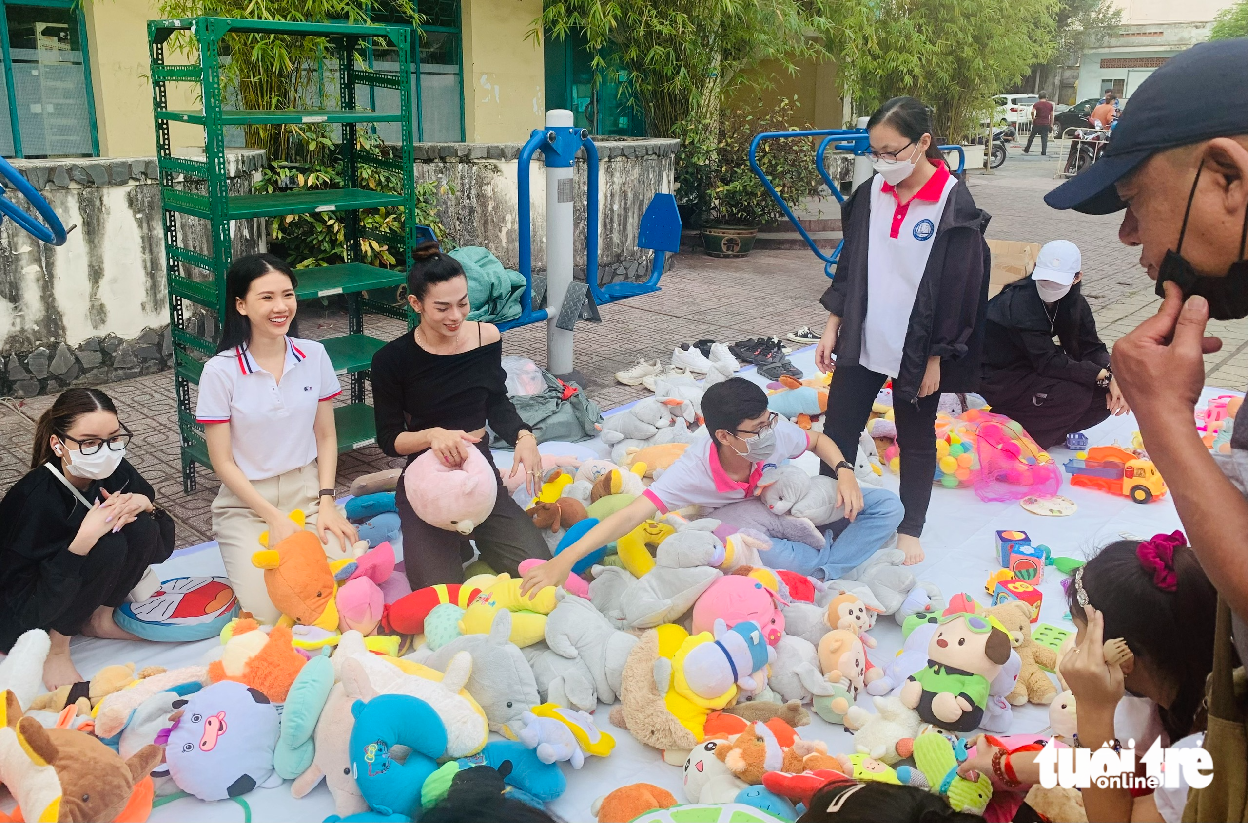 HHen Niê, Thủy Tiên... đồng hành với Hạt gạo chia đôi tặng quà Tết sớm - Ảnh 1. HHen Niê, Thủy Tiên... đồng hành với Hạt gạo chia đôi tặng quà Tết sớm - Ảnh 1.