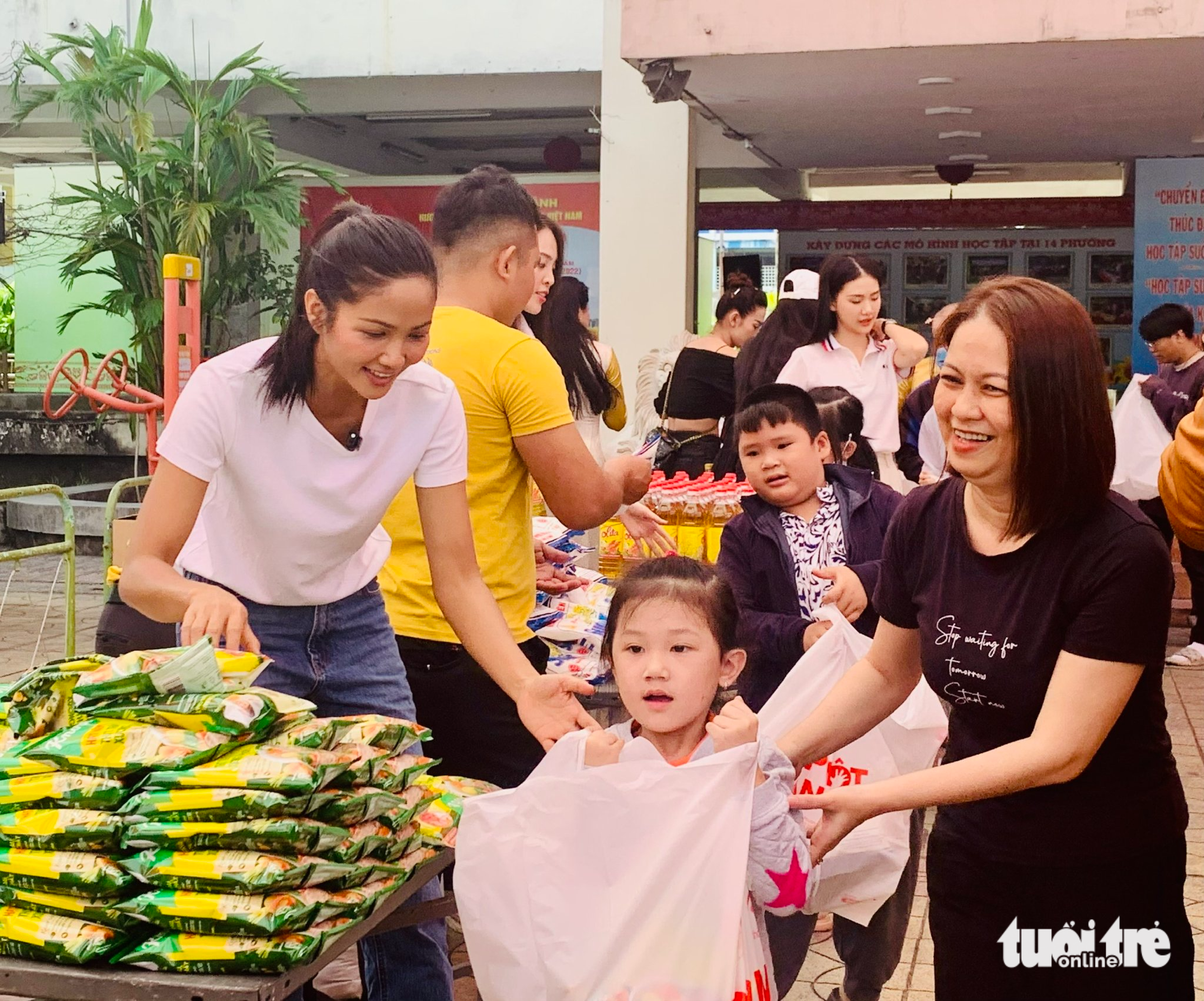 HHen Niê, Thủy Tiên... đồng hành với Hạt gạo chia đôi tặng quà Tết sớm - Ảnh 2. HHen Niê, Thủy Tiên... đồng hành với Hạt gạo chia đôi tặng quà Tết sớm - Ảnh 2.