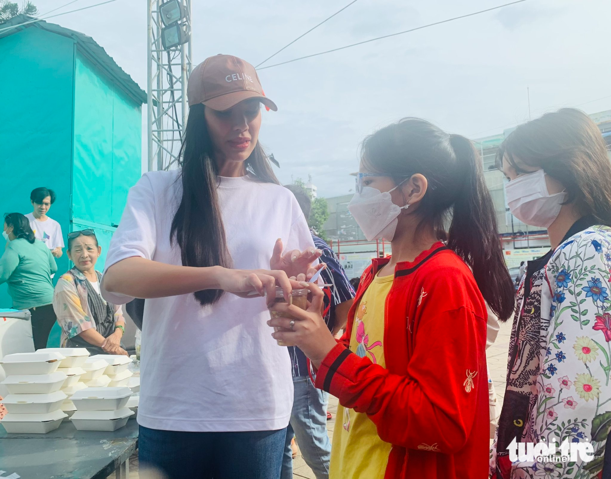 HHen Niê, Thủy Tiên... đồng hành với Hạt gạo chia đôi tặng quà Tết sớm - Ảnh 4. HHen Niê, Thủy Tiên... đồng hành với Hạt gạo chia đôi tặng quà Tết sớm - Ảnh 4.