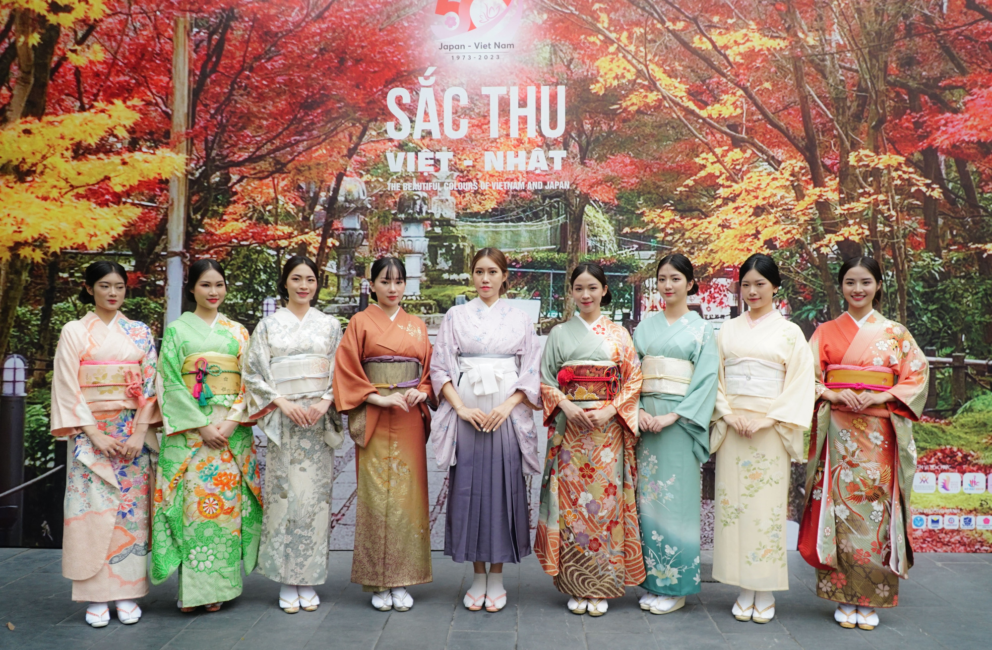 Chiêm ngưỡng những bộ Kimono qua bàn tay tài hoa của chuyên gia Kimono Junko Sophia Kakizaki - Ảnh: NGUYỄN HIỀN Chiêm ngưỡng những bộ kimono qua bàn tay tài hoa của chuyên gia kimono Junko Sophie Kakizaki tại sự kiện "Sắc thu Việt - Nhật" - Ảnh: NGUYỄN HIỀN