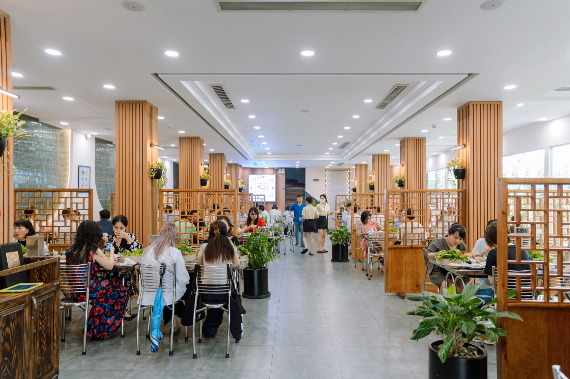 Thưởng thức ‘bánh tráng Hoàng Ty’ trong không gian ẩm thực hiện đại - Ảnh 1. Nhà hàng Hoàng Ty mở thêm cơ sở mới tại số 38 Mạc Đĩnh Chi, Phường Đa Kao, Quận 1