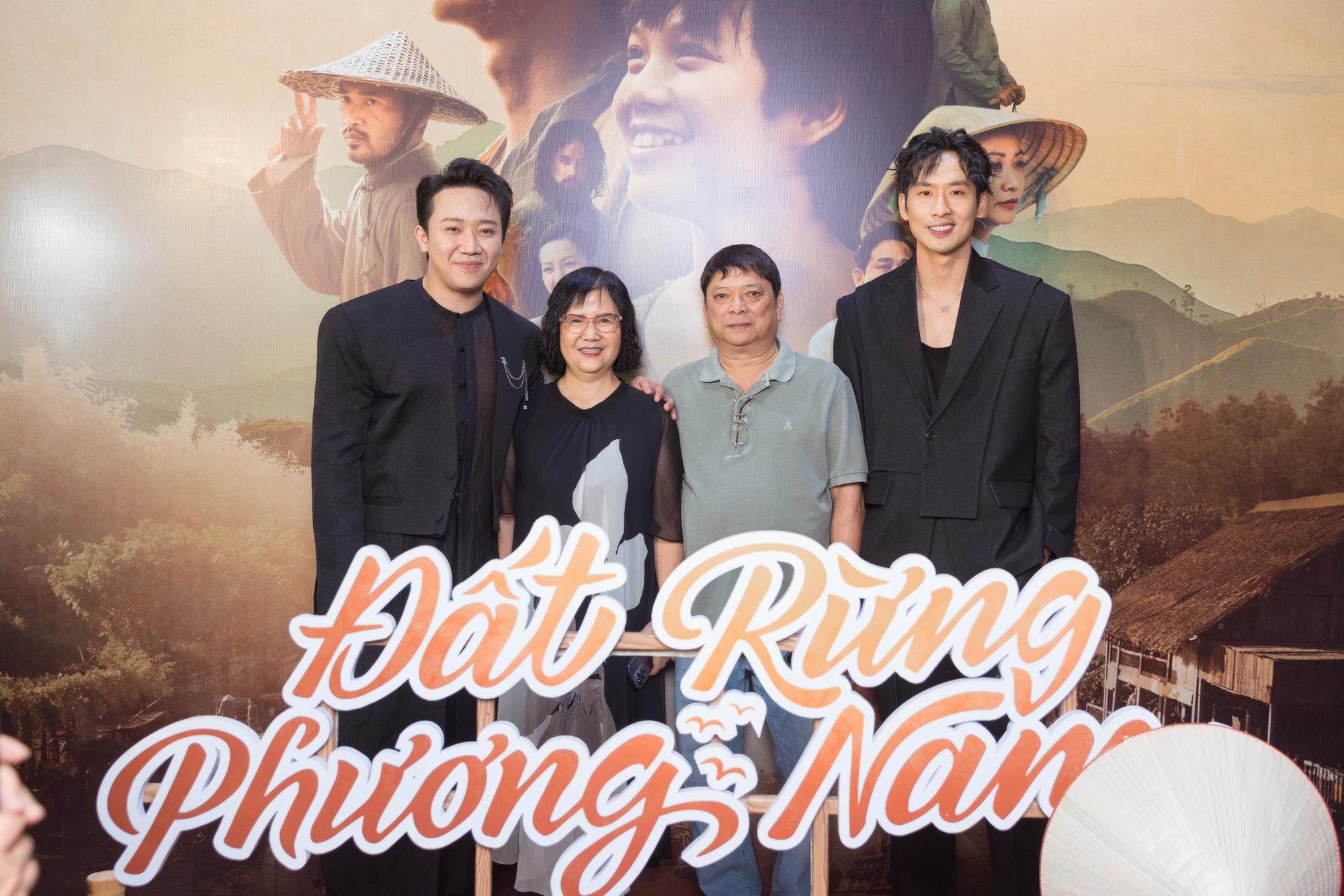 Tin tức giải trí 14-10: Con gái và con rể nhà văn Đoàn Giỏi cảm ơn ê kíp 'Đất rừng phương Nam' - Ảnh 1. Trấn Thành và Tuấn Trần chụp ảnh cùng gia đình con gái nhà văn Đoàn Giỏi (đứng giữa) - Ảnh: BTC