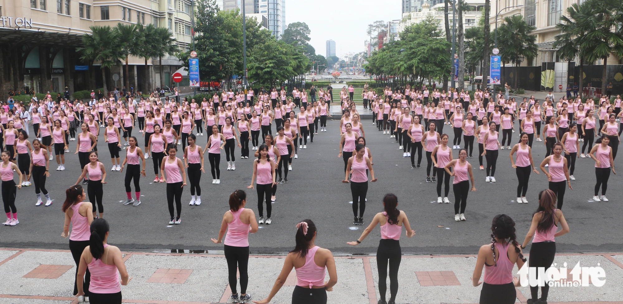 Hơn 700 phụ nữ tham gia đồng diễn Aerobic mừng Ngày phụ nữ Việt Nam - Ảnh 1. Nhiều phụ nữ đồng diễn tại khoảng sân trước Nhà hát TP.HCM - Ảnh: THÁI THÁI