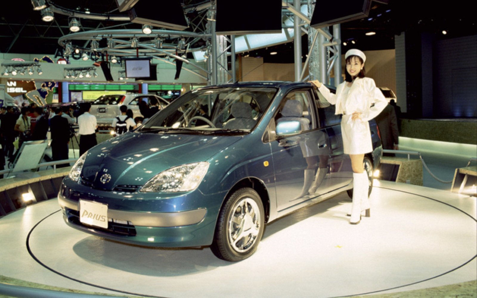 Xe Toyota trúng đạn súng chống tăng vẫn di chuyển như thể không có gì xảy ra, dân mạng trầm trồ - Ảnh 1.