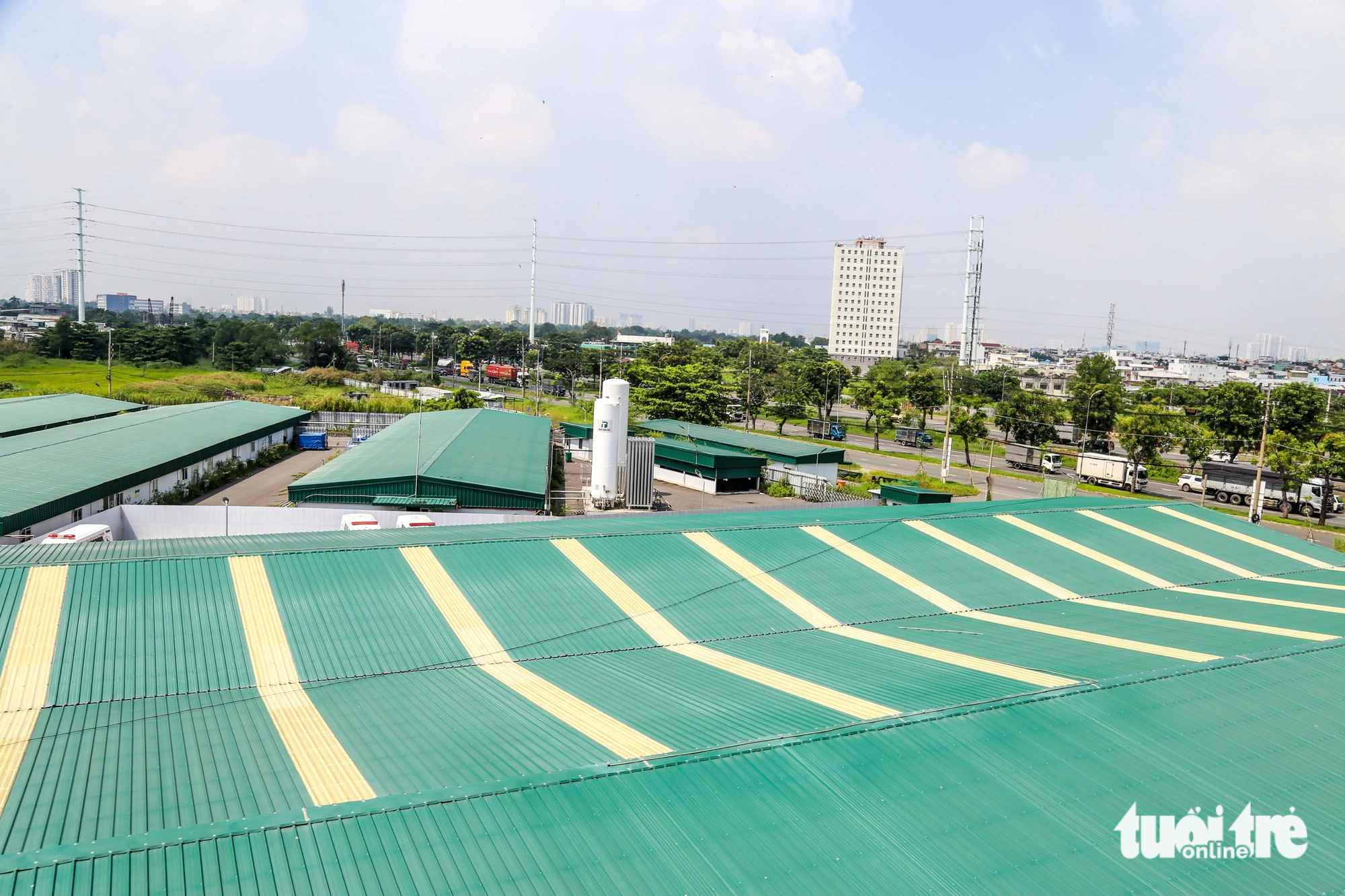 Bệnh viện dã chiến số 13 - Ảnh 1. Bệnh viện dã chiến số 13 nằm trên đường Nguyễn Văn Linh (huyện Bình Chánh, TP.HCM) được đưa vào hoạt động năm 2021 với quy mô 3.000 giường bệnh - Ảnh: PHƯƠNG QUYÊN
