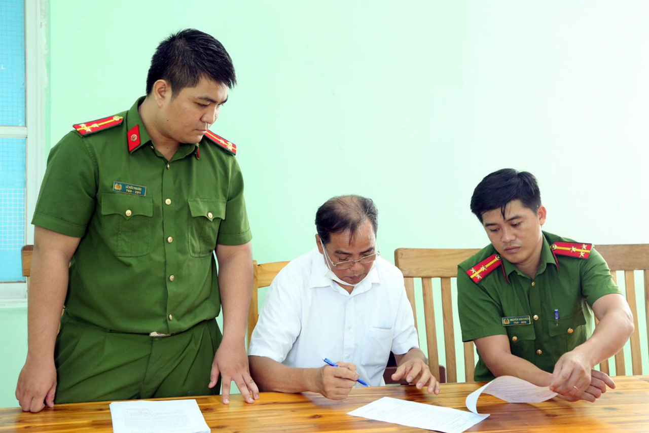 Khởi tố trưởng văn phòng công chứng ở Bình Dương và thuộc cấp - Ảnh 1. Cơ quan điều tra thi hành lệnh bắt bị can để tạm giam đối với Hồ Văn Ngọc, công chứng viên Văn phòng công chứng Nguyễn Thị Gái - Ảnh: Công an cung cấp