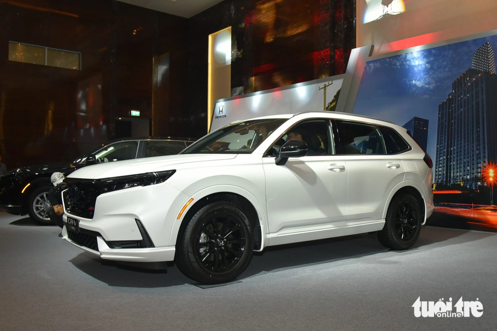 Honda CR-V 2024 ra mắt Việt Nam với giá đáng kinh ngạc từ 1,1 tỉ đồng - Ảnh 3. Honda CR-V mới nay có thêm gói RS thể thao song chỉ có trên bản hybrid. Các phiên bản sử dụng chung đèn chiếu sáng LED, đèn hậu LED và mâm 18 inch. Đèn bản hybrid có thêm công nghệ vào cua chủ động. Bản RS còn được phân biệt ở ngoại hình bằng thanh giá nóc - Ảnh: LÊ HOÀNG