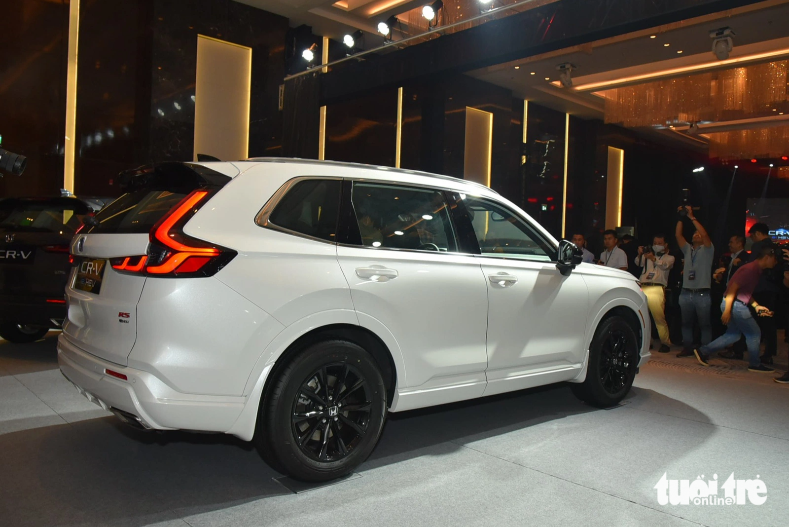 Honda CR-V 2024 ra mắt Việt Nam với giá đáng kinh ngạc từ 1,1 tỉ đồng - Ảnh 7. Về trang bị an toàn, Honda CR-V mới được bổ sung camera 360 độ. Xe vẫn có gói Honda Sensing và tính năng LaneWatch như đời cũ. Một số tính năng nổi bật trong gói Sensing có hỗ trợ phanh chủ động, hỗ trợ giữ làn đường, ga tự động thích ứng hay đèn pha thông minh… Một số tính năng đáng chú ý khác trên CR-V so với các đối thủ còn có hỗ trợ đổ đèo, cảm biến va chạm trước và sau, cảnh báo áp suất lốp hay cảnh báo buồn ngủ - Ảnh: LÊ HOÀNG