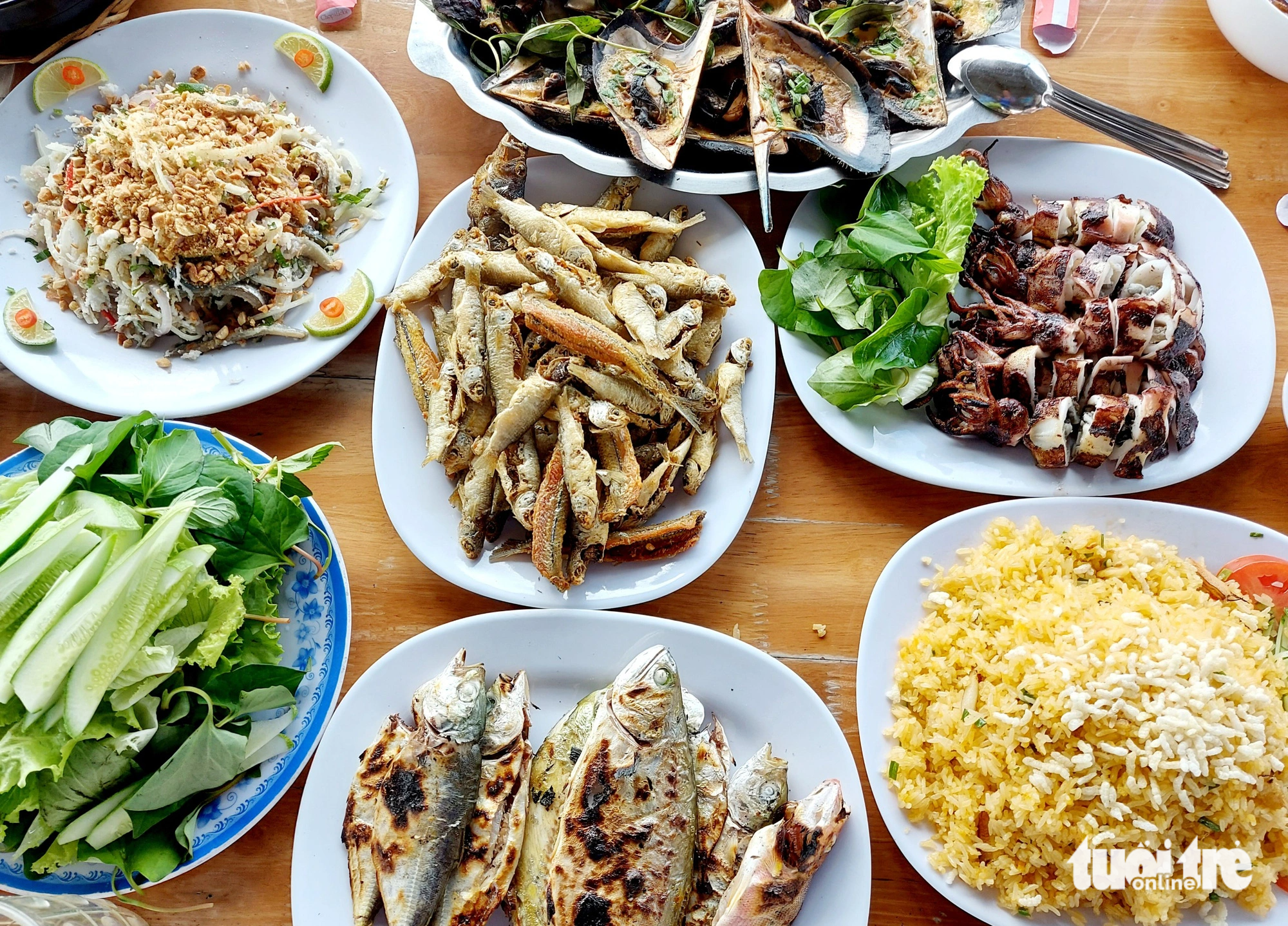 Chị Nhung câu cá đem về sẽ được các nhà bè nướng mọi ăn cùng gia đình - Ảnh: CHÍ CÔNG