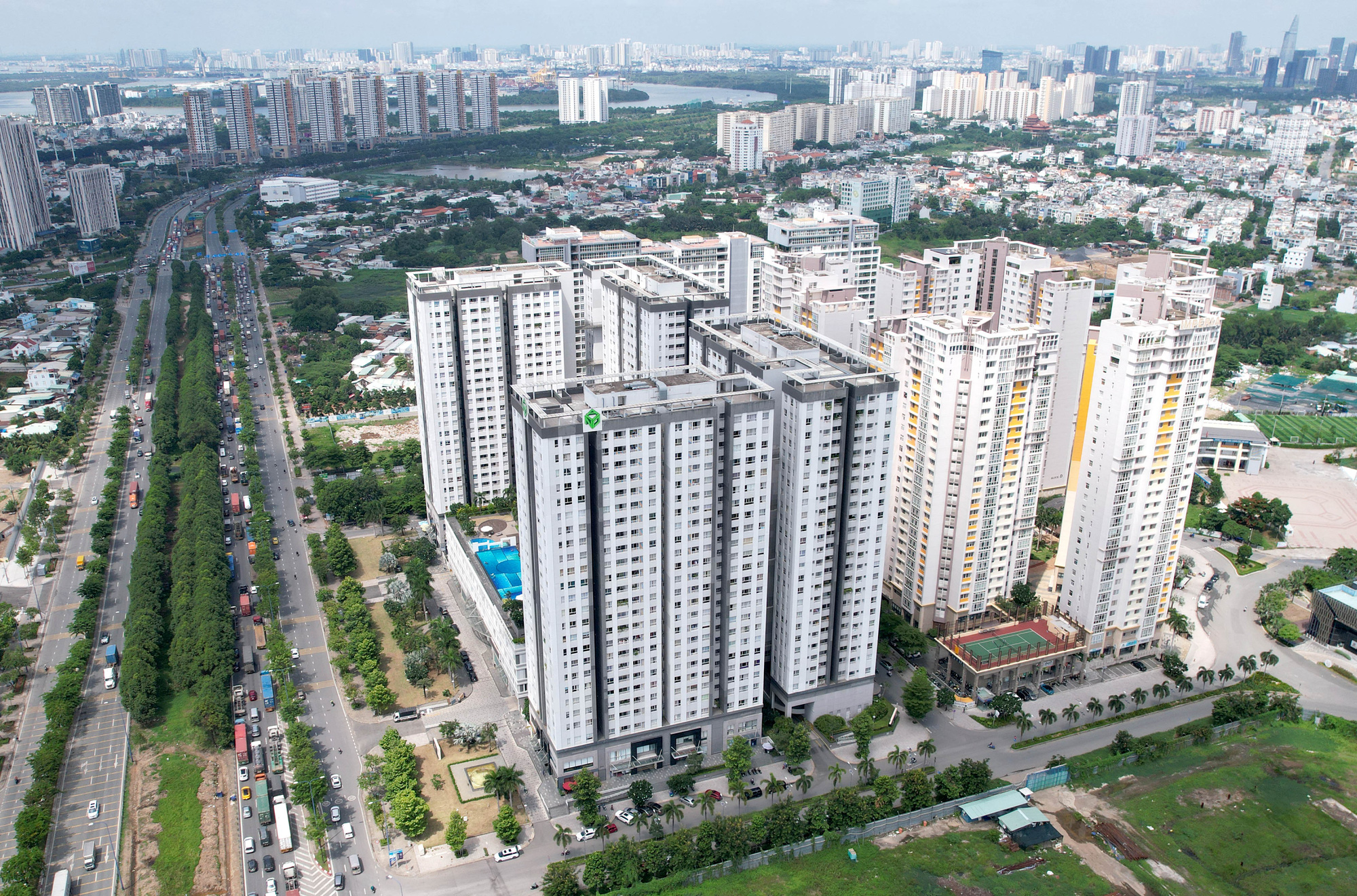 Xét xử lại vụ cư dân chung cư Lexington kiện Văn phòng đăng ký đất đai TP.HCM - Ảnh 1. Cư dân chung cư Lexington Residence chưa được cấp sổ hồng do vướng phần diện tích tăng thêm thuộc dãy đất 22m phía trước chung cư - Ảnh: NGỌC HIỂN