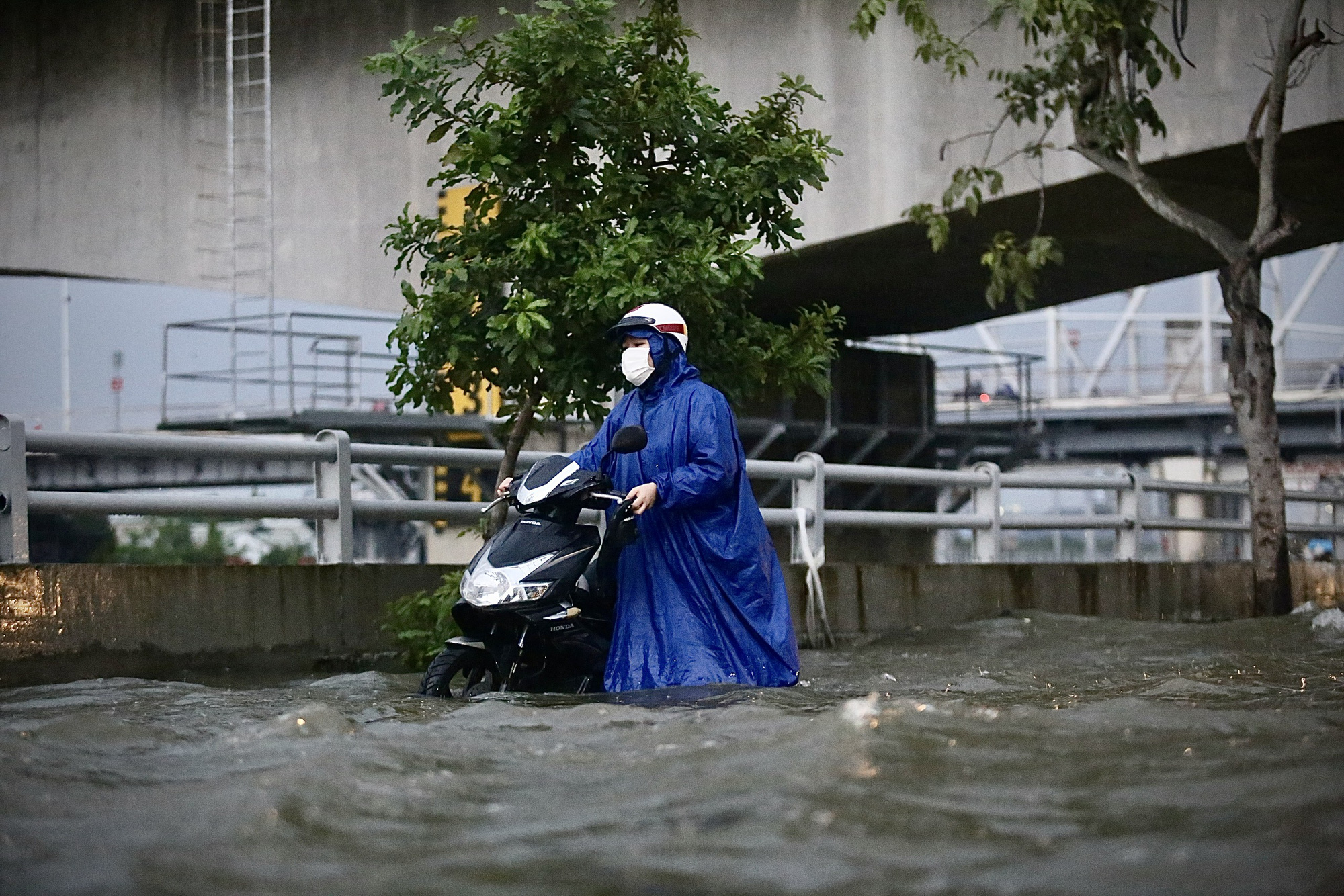 Vùng nhiễu động từ biển vào, TP.HCM, Nam Bộ chiều nay mưa to, sắp tới mưa nhiều hơn do bão - Ảnh 1.