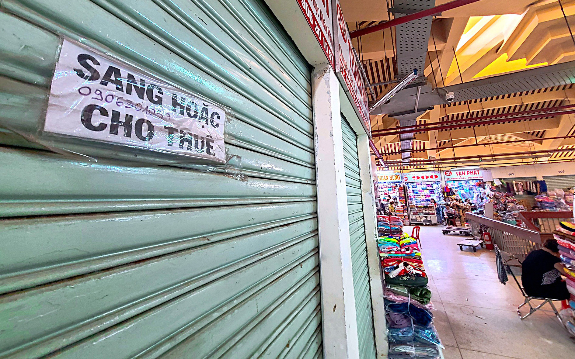 Chợ cuối năm đìu hiu, tiểu thương ngồi lo "Tết khó sống"