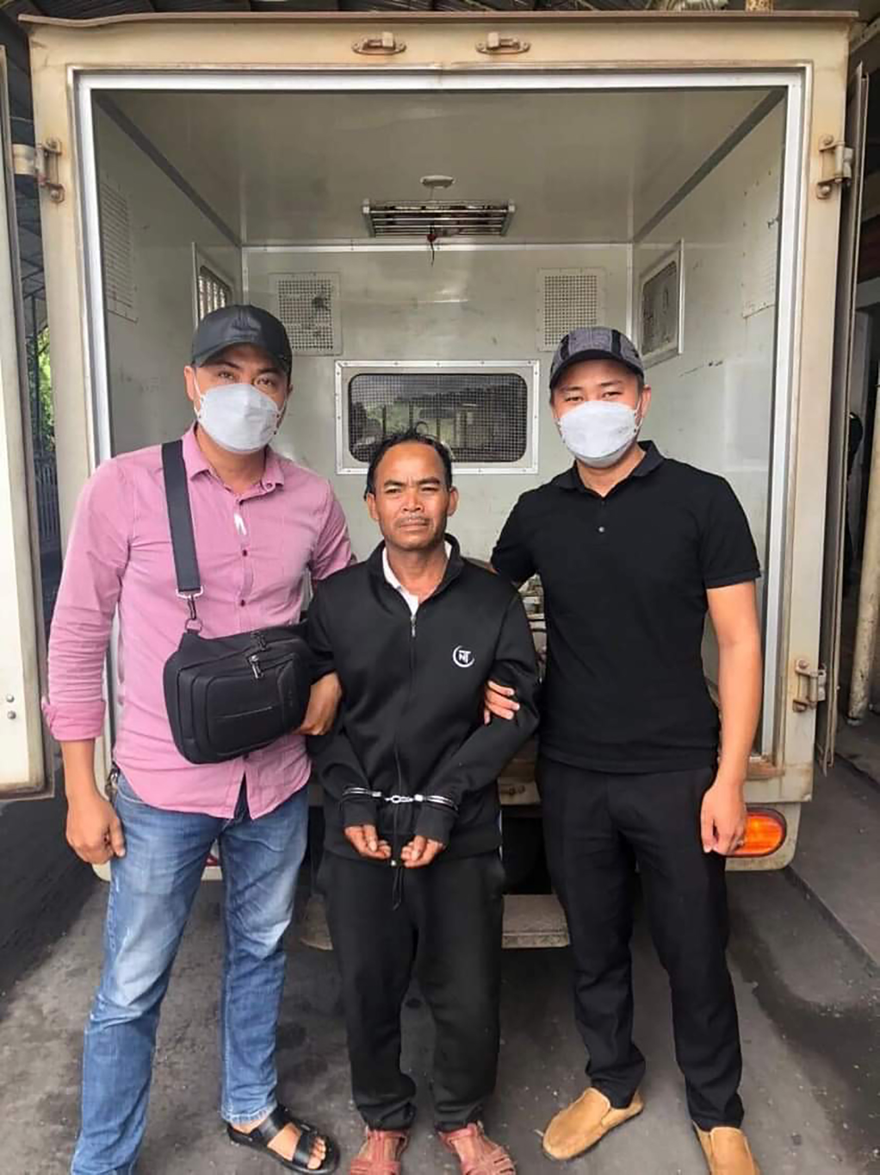 22 năm theo dấu kẻ trộm trốn truy nã sang Lào - Ảnh 2. Hồ Văn Nho (giữa) bị bắt sau 22 năm trốn truy nã - Ảnh: KHÁNH HÀ