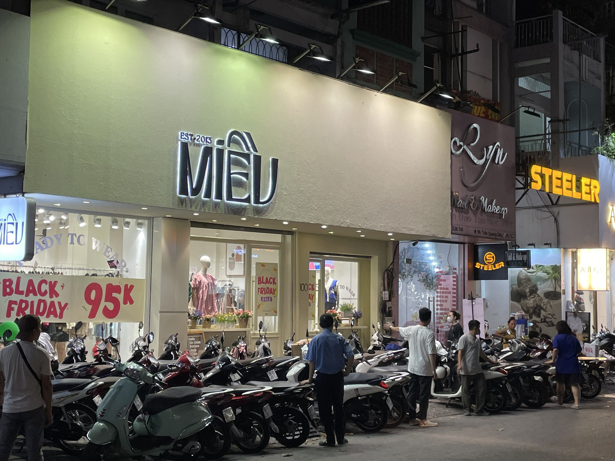 Các cửa hàng thời trang trên đường Trần Quang Diệu, Quận 3 đua nhau giảm giá sâu nhân dịp Black Friday thu hút khách hàng đến mua sắm - Ảnh: KHÁNH NGỌC Các cửa hàng thời trang trên đường Trần Quang Diệu, quận 3 đua nhau giảm giá sâu nhân dịp Black Friday thu hút khách hàng đến mua sắm - Ảnh: KHÁNH NGỌC